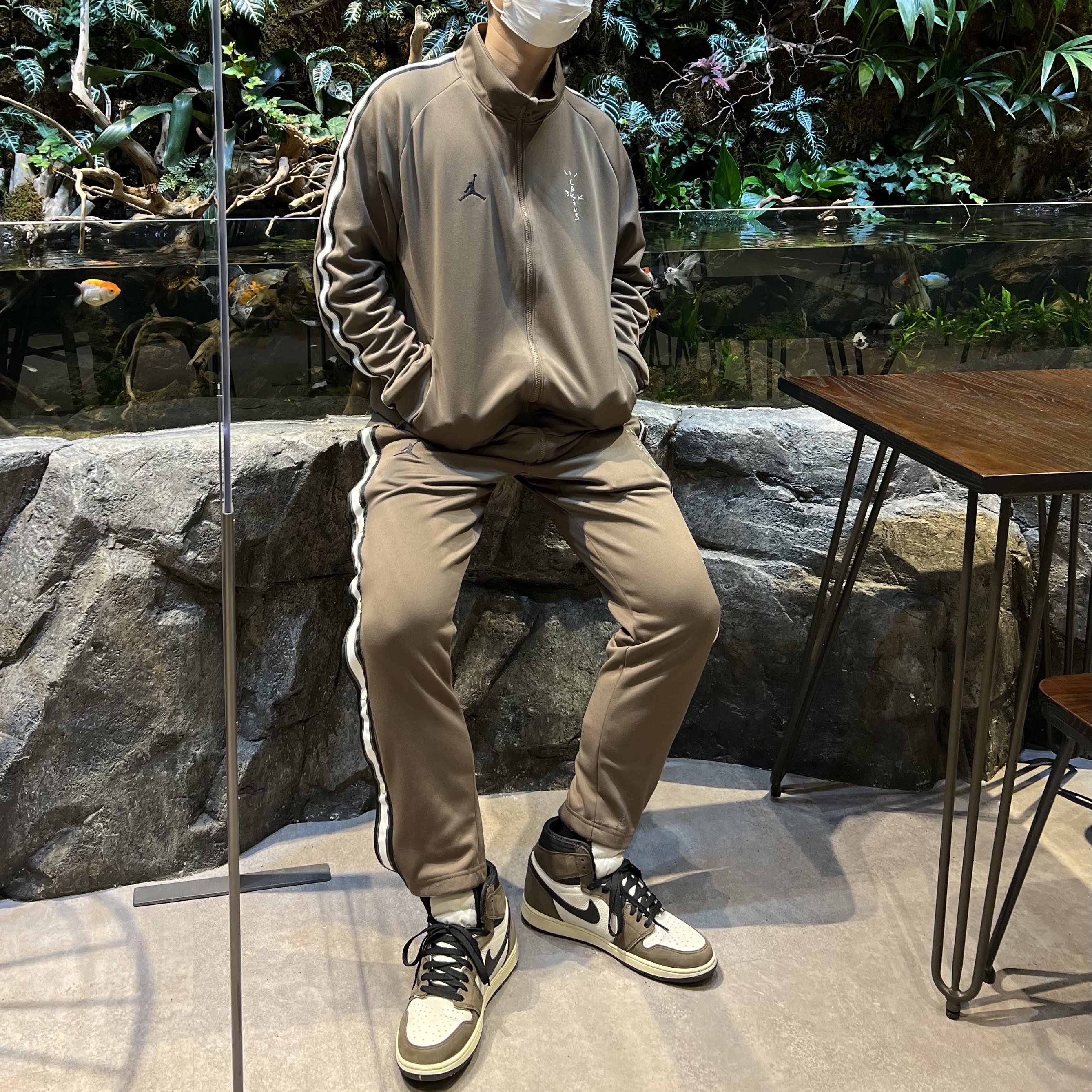 Jordan x Travis Scott MJ Track Jacket, Jordan x Travis Scott MJ Track Pants 착용 스타일