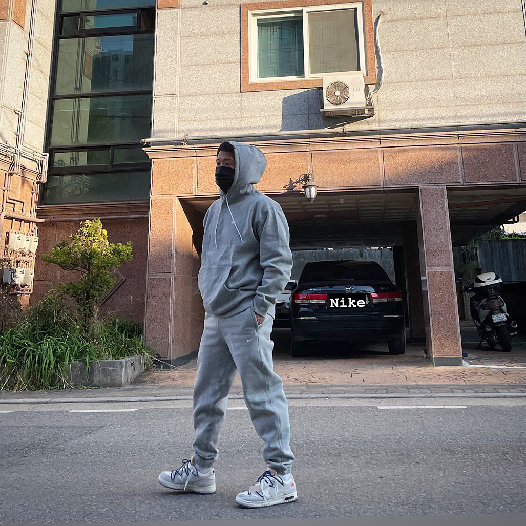 Nike NRG Solo Swoosh Fleece Hoodie Dark Grey Heather - US/EU, Nike x Off-White Dunk Low The 50 - Lot 18 착용 스타일 - 1