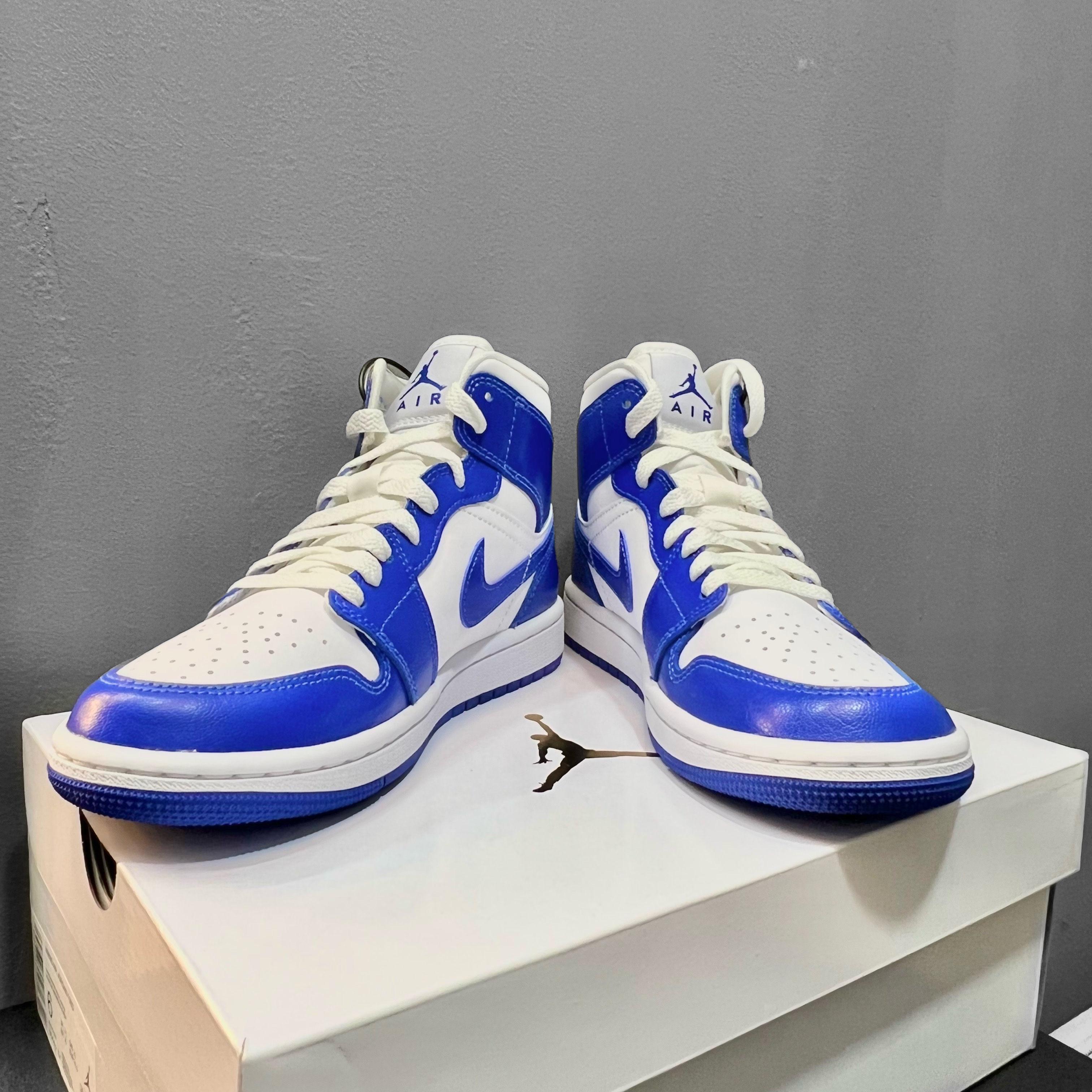 (W) Jordan 1 Mid White Hyper Royal 착용 스타일 - 2