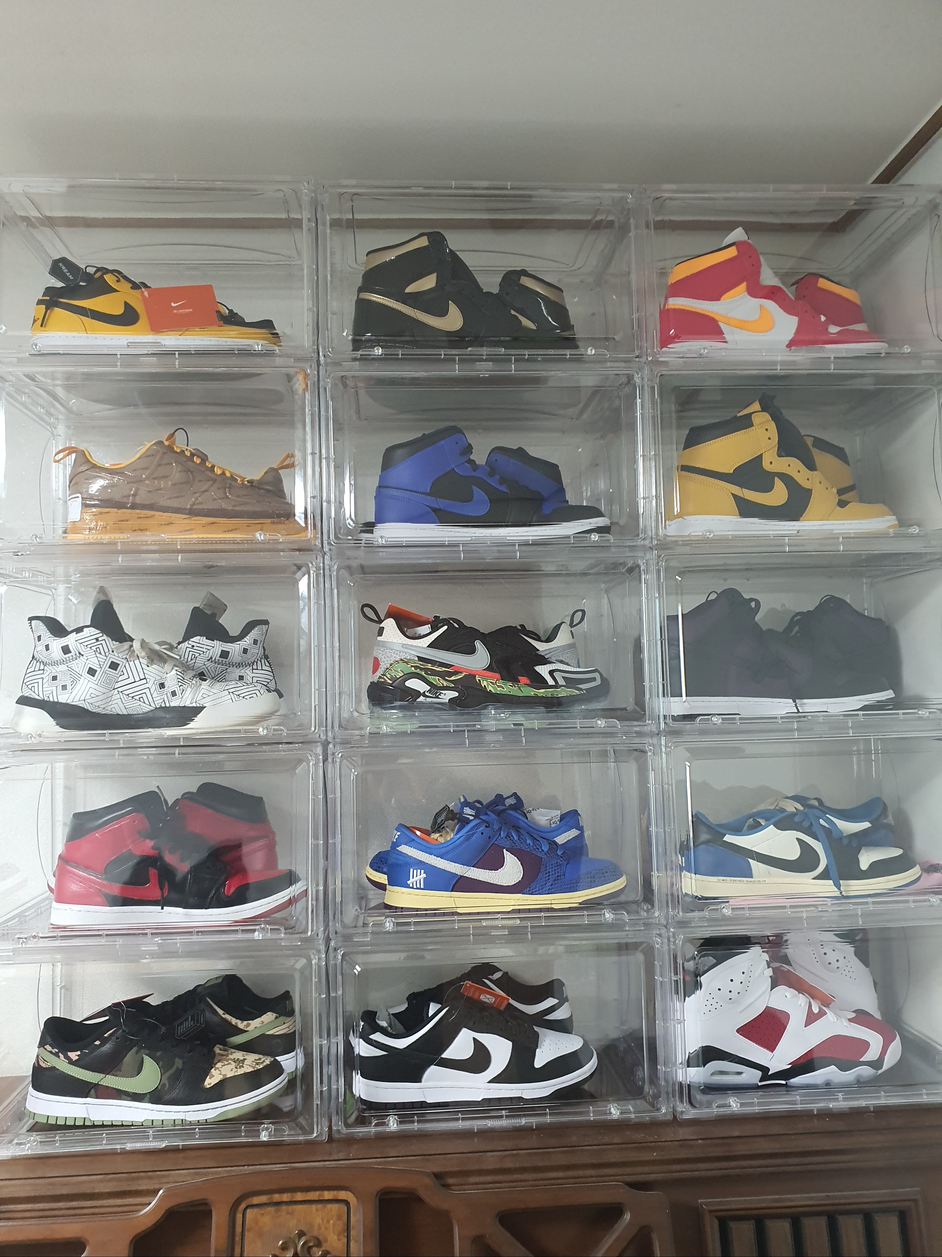 Jordan 1 Low University Gold Black, Nike Air Force 1 Experimental Archaeo Brown 착용 스타일