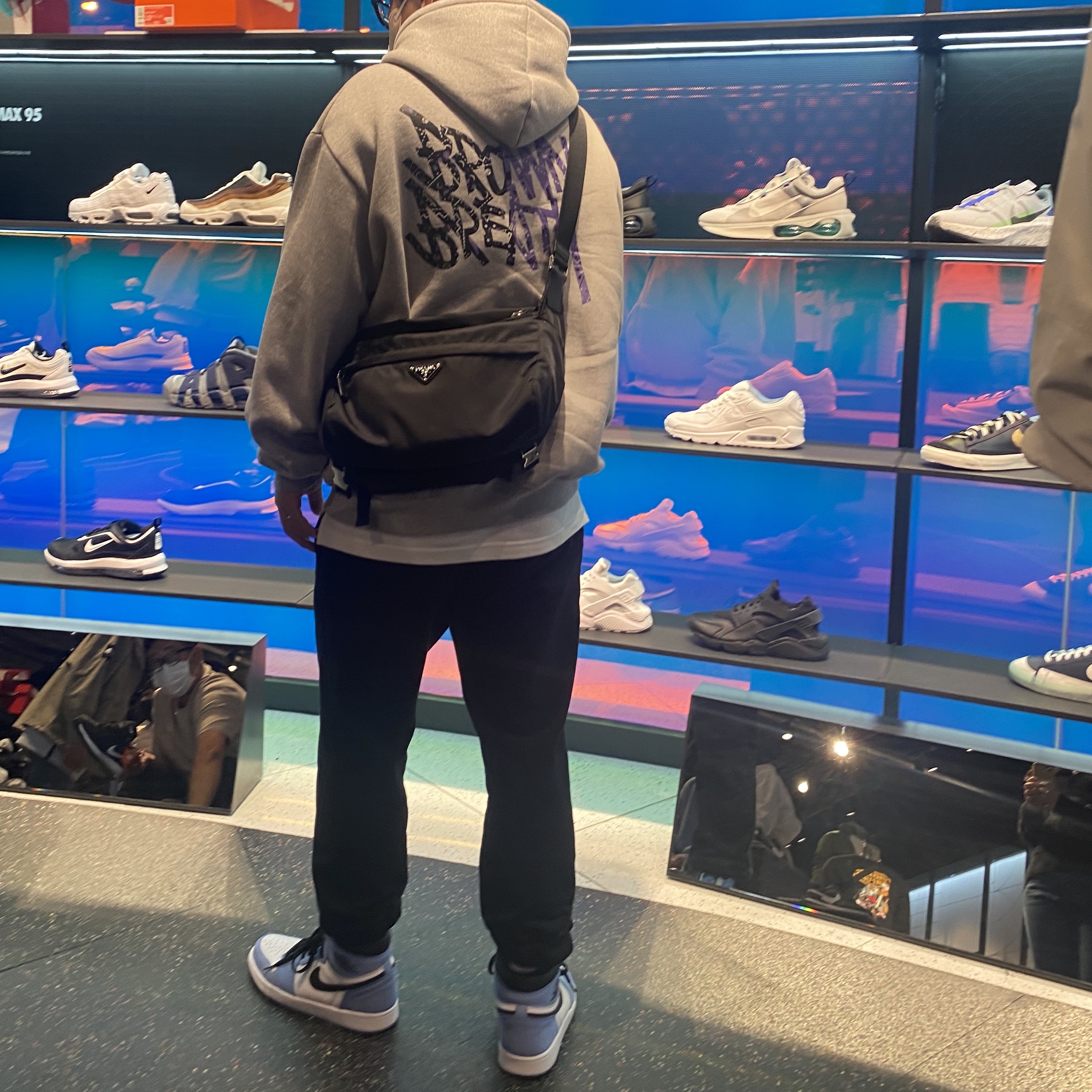 Jordan 1 Retro High OG University Blue, Prada Re-Nylon and Saffiano Leather Shoulder Bag Black 착용 스타일
