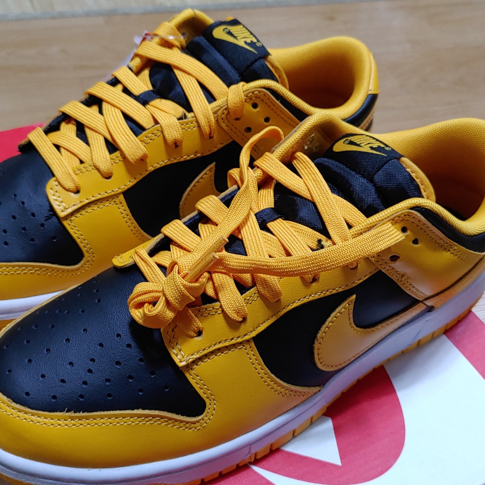 Nike Dunk Low Retro Championship Goldenrod 착용 스타일 - 2