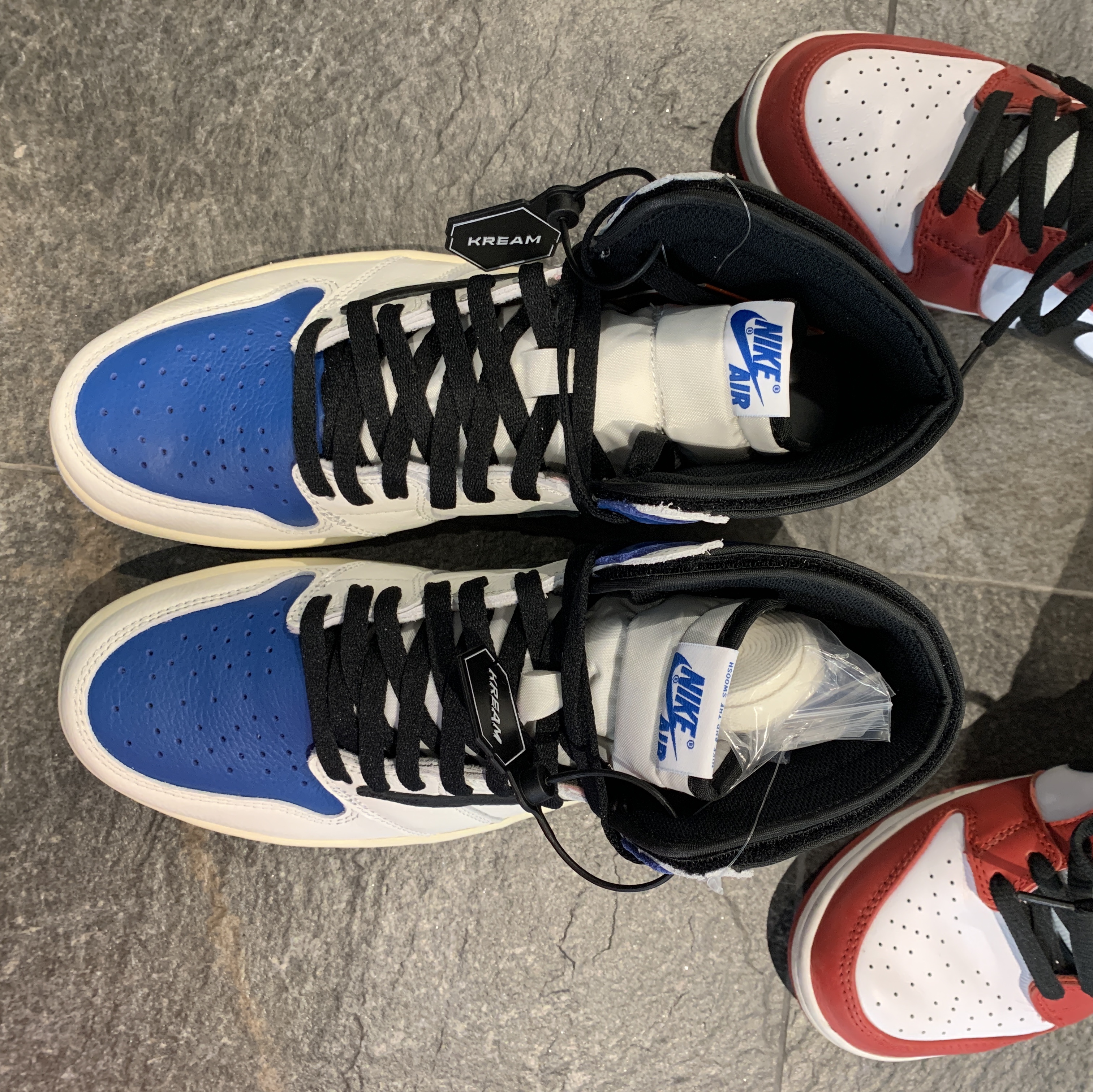 Jordan 1 x Travis Scott x Fragment Retro High OG SP Military Blue, Nike SB Dunk Low Pro Chicago 착용 스타일