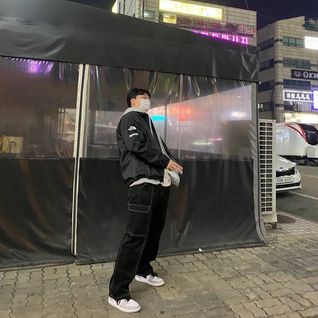 Jordan 1 Mid Light Smoke Grey, Supreme x The North Face Summit Series Outer Tape Seam Coaches Jacket Black - 21SS 착용 스타일 - 4