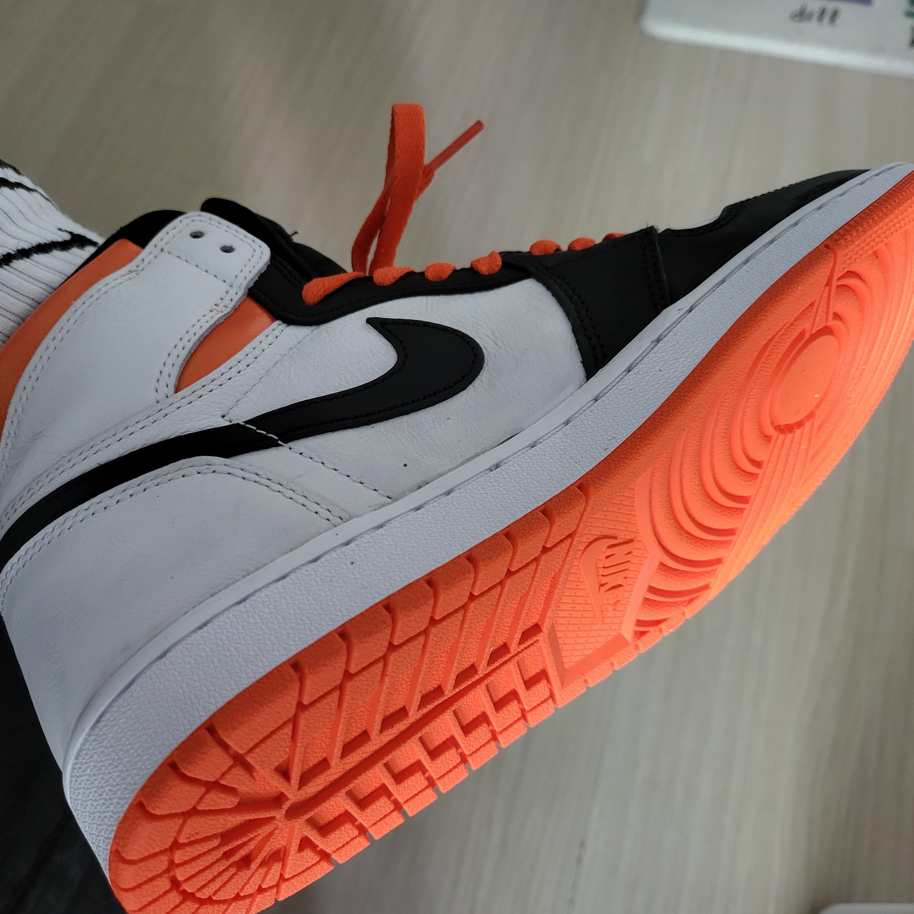 Jordan 1 Retro High OG Electro Orange 착용 스타일 - 3