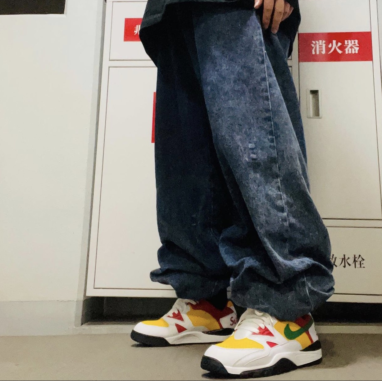 Nike x Supreme Air Cross Trainer 3 Low White 착용 스타일 - 3