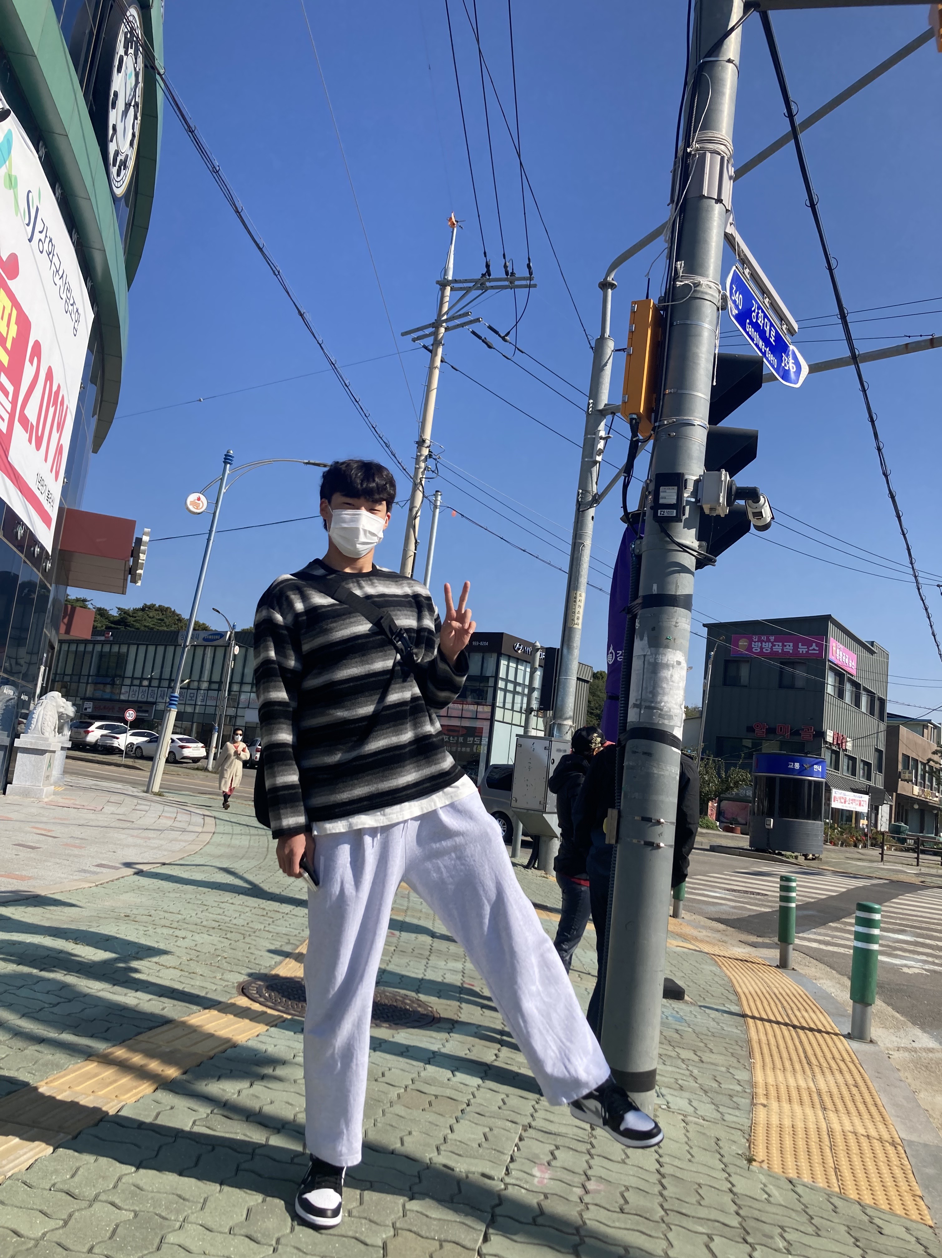 Jordan 1 Low Black Particle Grey 착용 스타일 - 2