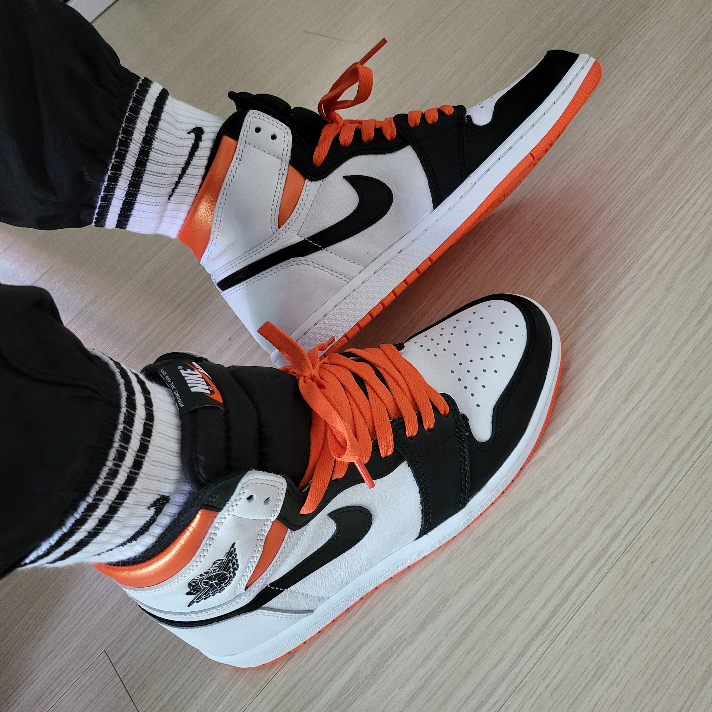 Jordan 1 Retro High OG Electro Orange 착용 스타일 - 1