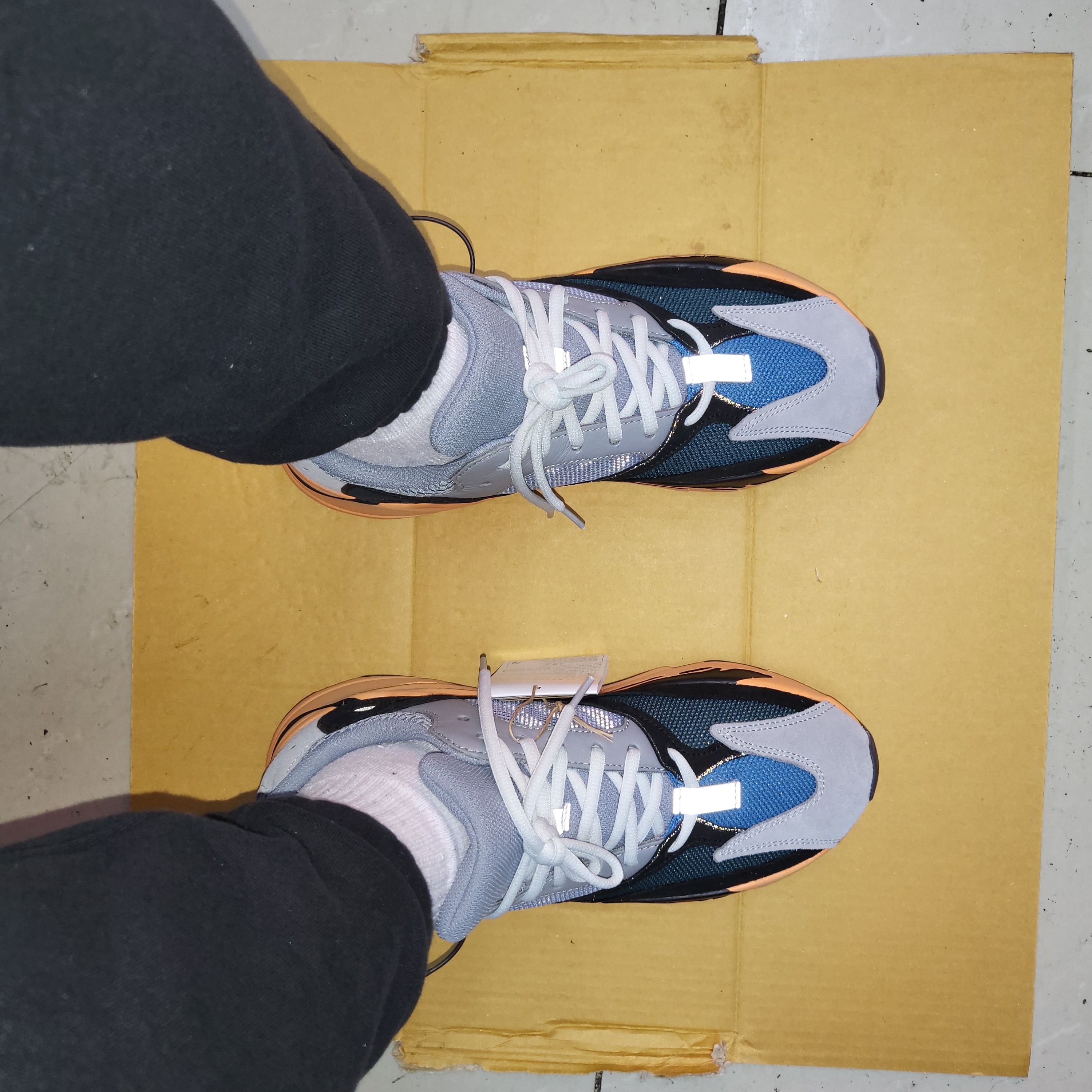 Adidas Yeezy Boost 700 Wash Orange 착용 스타일 - 3