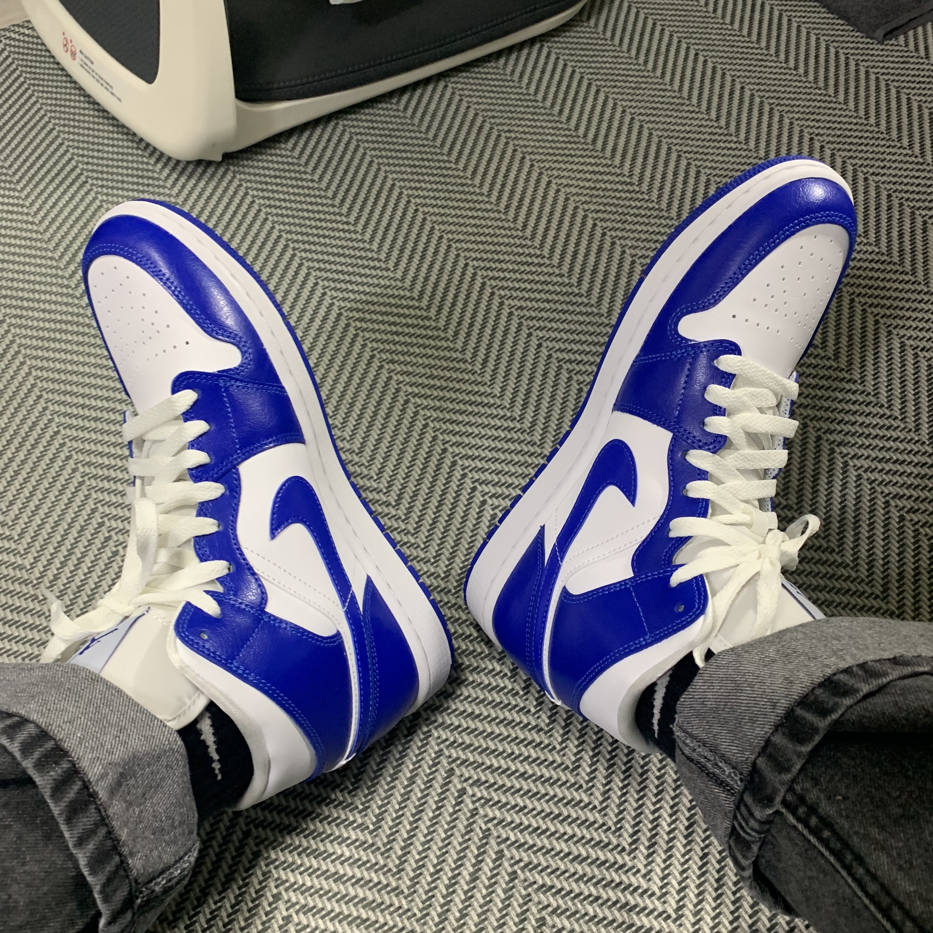 (W) Jordan 1 Mid White Hyper Royal 착용 스타일