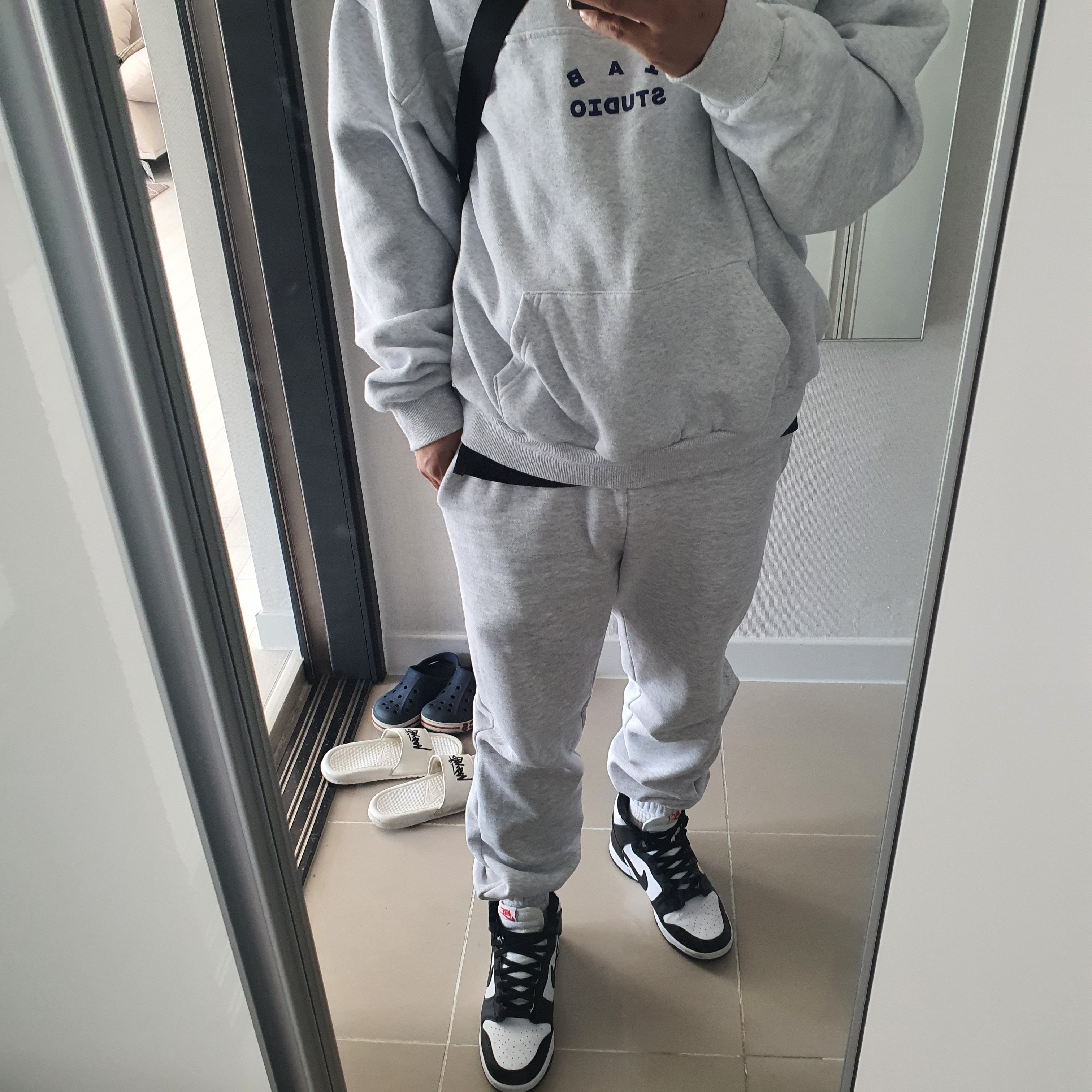 IAB Studio Half Zip Pullover Light Gray, Nike Dunk High Retro Black and White 착용 스타일