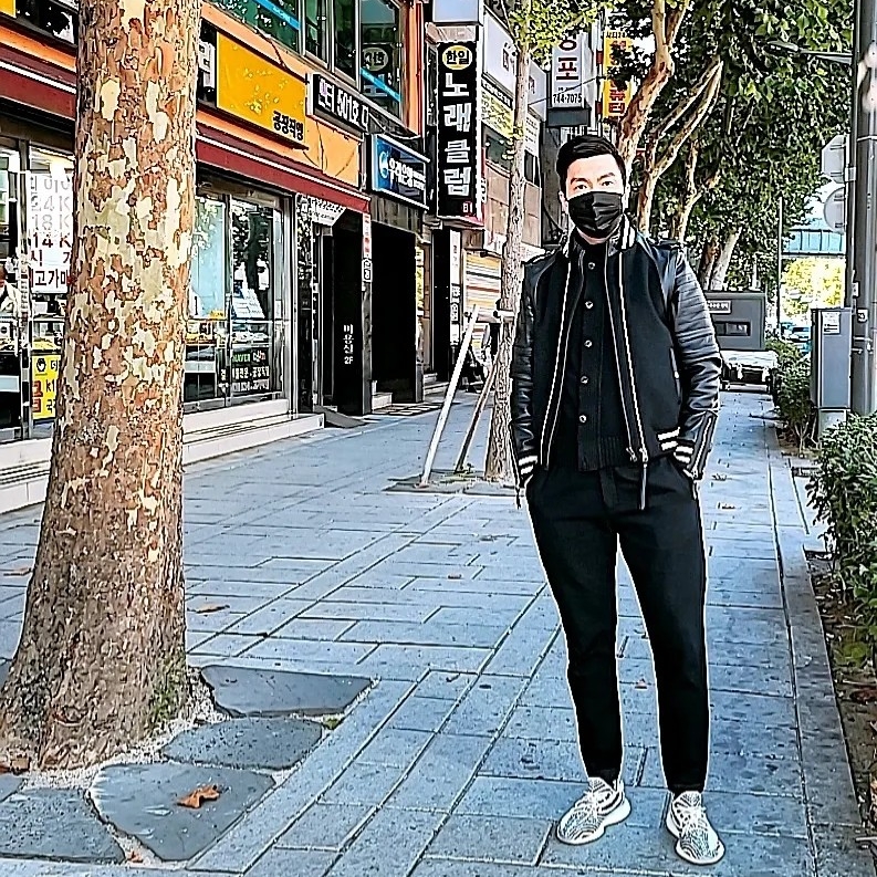 Adidas Yeezy Boost 350 V2 Zebra 2017/2019/2020, Stone Island 564A3 Lambswoool Cardigan Dark Green - 20FW 착용 스타일 - 2