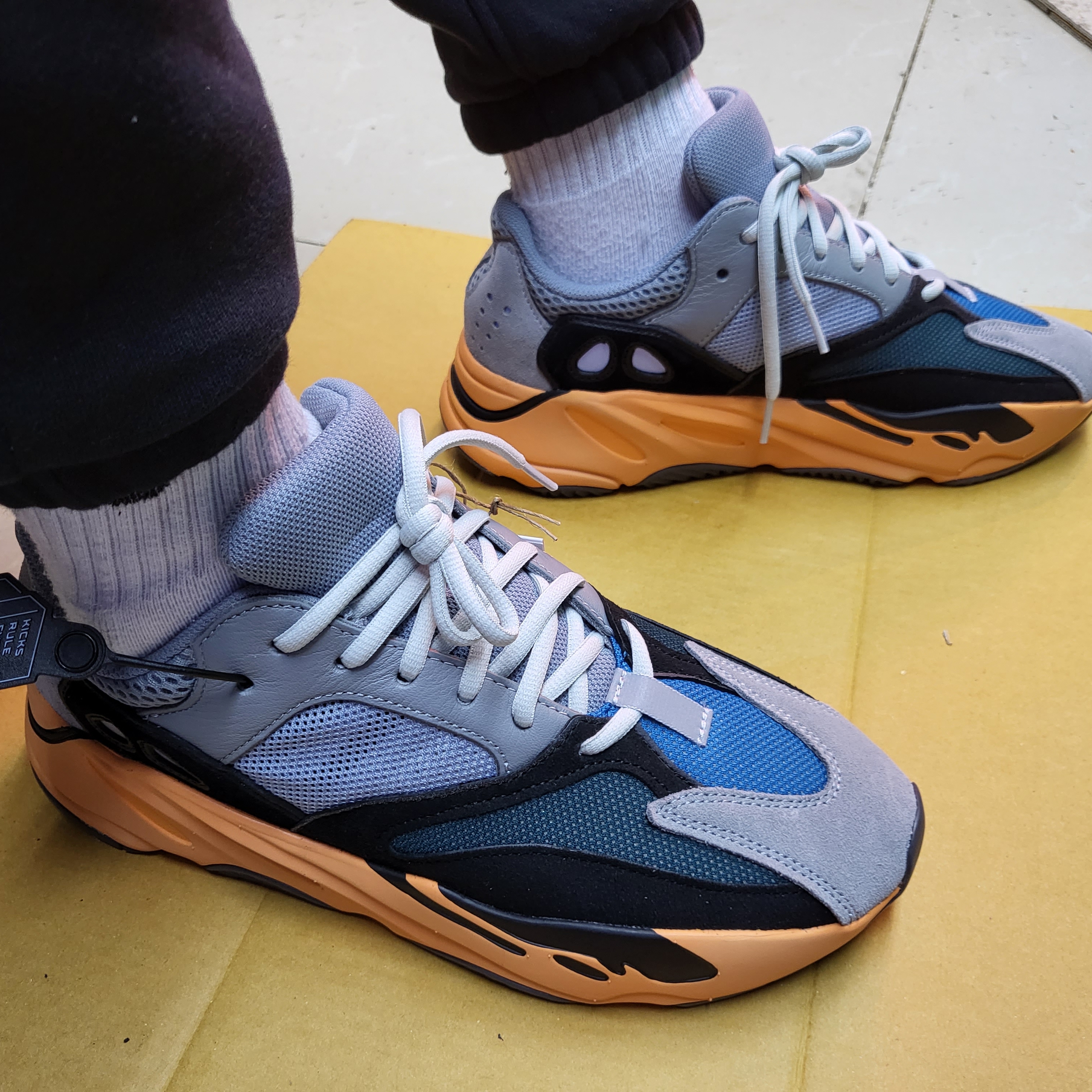Adidas Yeezy Boost 700 Wash Orange 착용 스타일 - 1