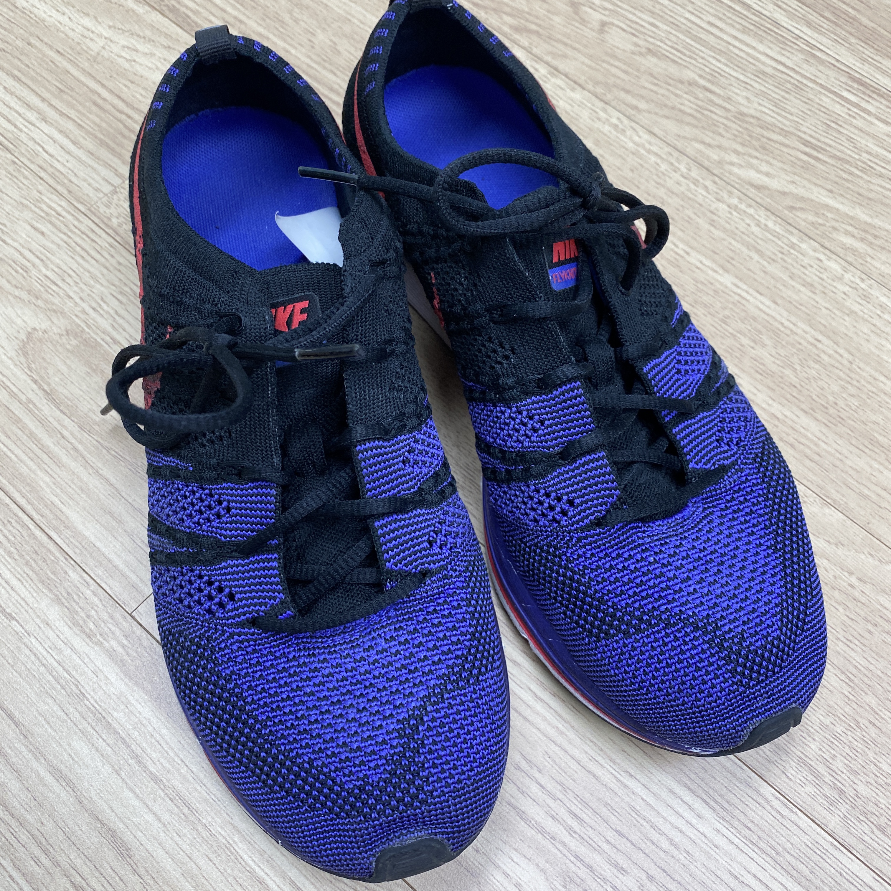 Nike Flyknit Trainer Siren Red Persian Violet 착용 스타일 - 1