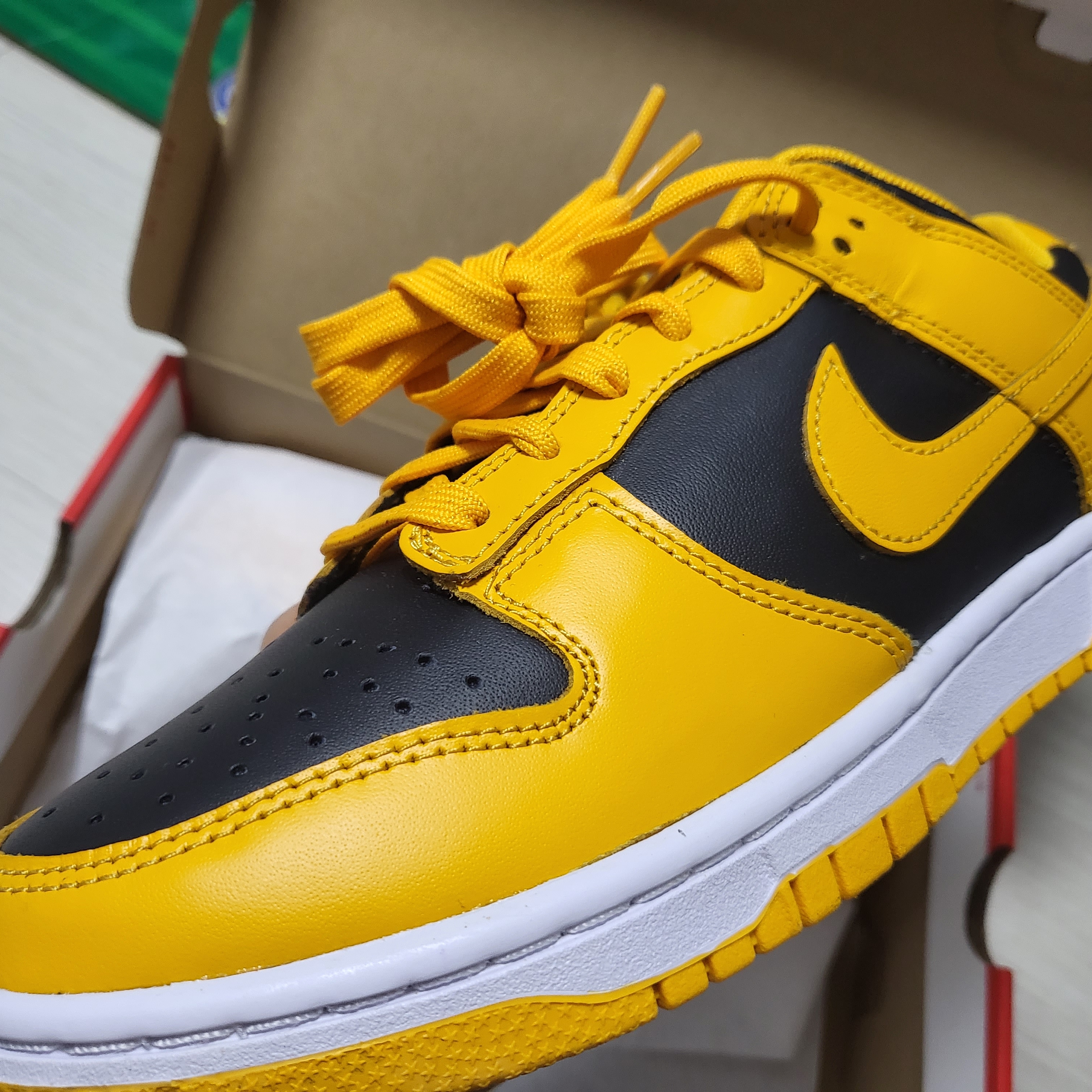 Nike Dunk Low Retro Championship Goldenrod 착용 스타일 - 2