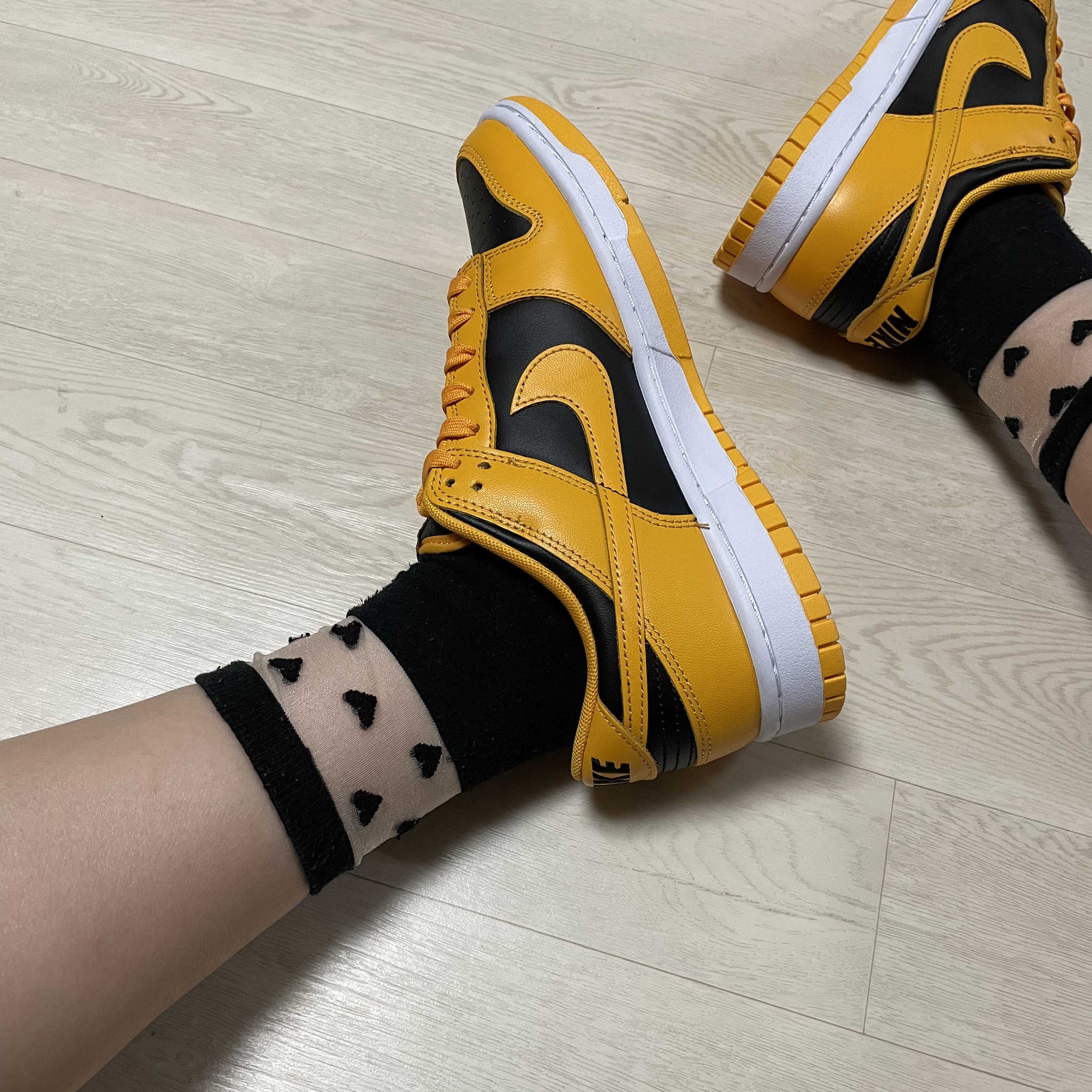 Nike Dunk Low Retro Championship Goldenrod, Casetify x Ader Error Sticker Sling iPhone Case 착용 스타일 - 3