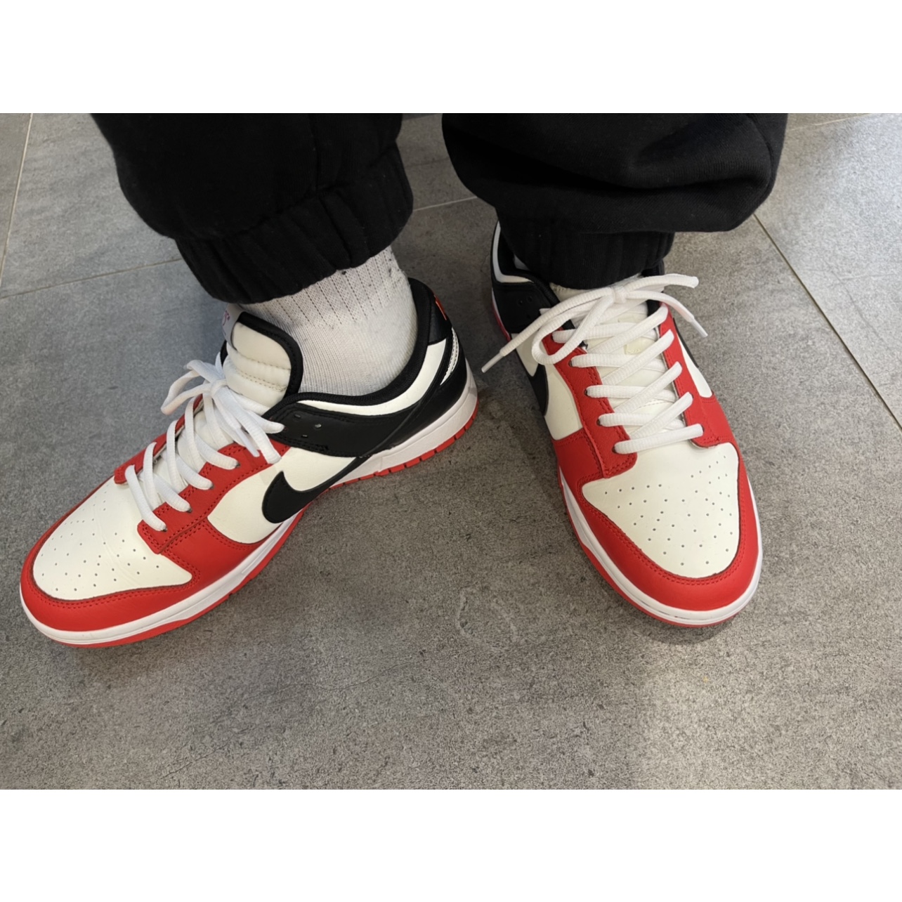 Nike x NBA Dunk Low Retro EMB Black and Chile Red 착용 스타일