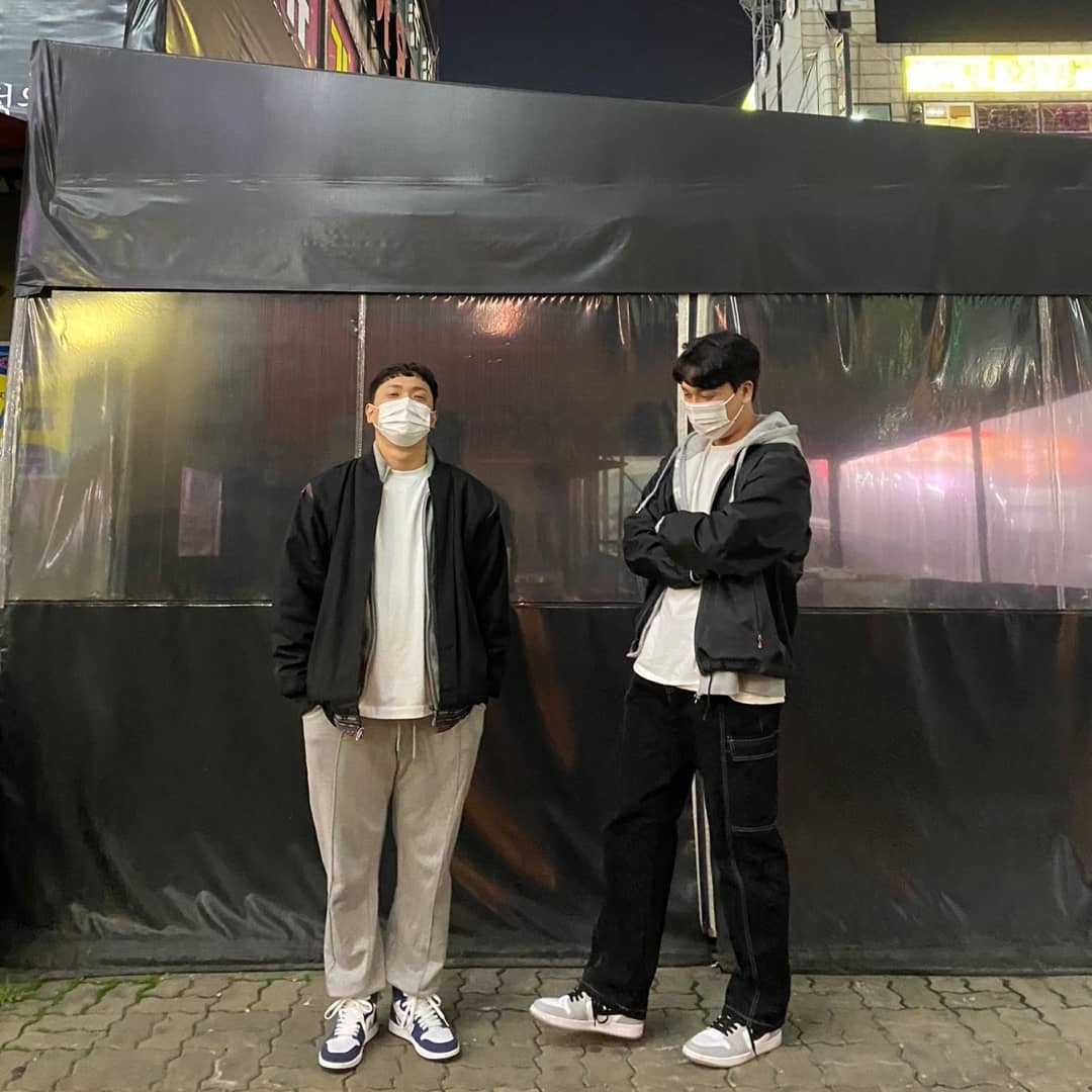 Jordan 1 Mid Light Smoke Grey, Supreme x The North Face Summit Series Outer Tape Seam Coaches Jacket Black - 21SS 착용 스타일 - 3