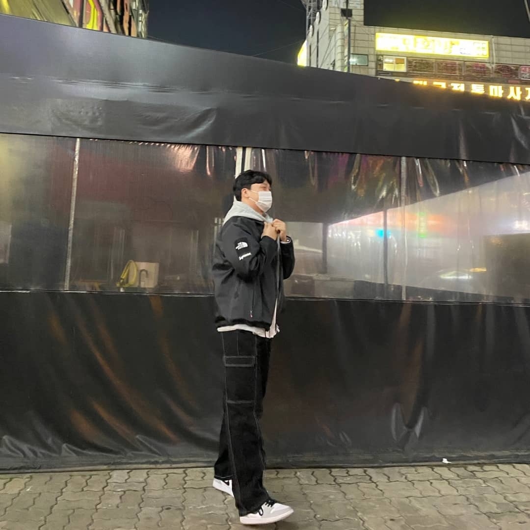 Jordan 1 Mid Light Smoke Grey, Supreme x The North Face Summit Series Outer Tape Seam Coaches Jacket Black - 21SS 착용 스타일 - 1