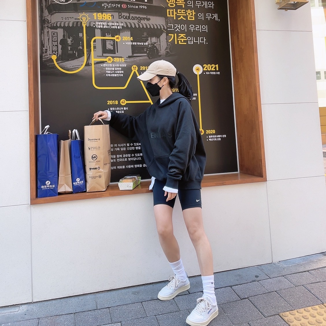 Essentials 3D Silicon Applique Pullover Hoodie Dark Slate/Black 2020 착용 스타일