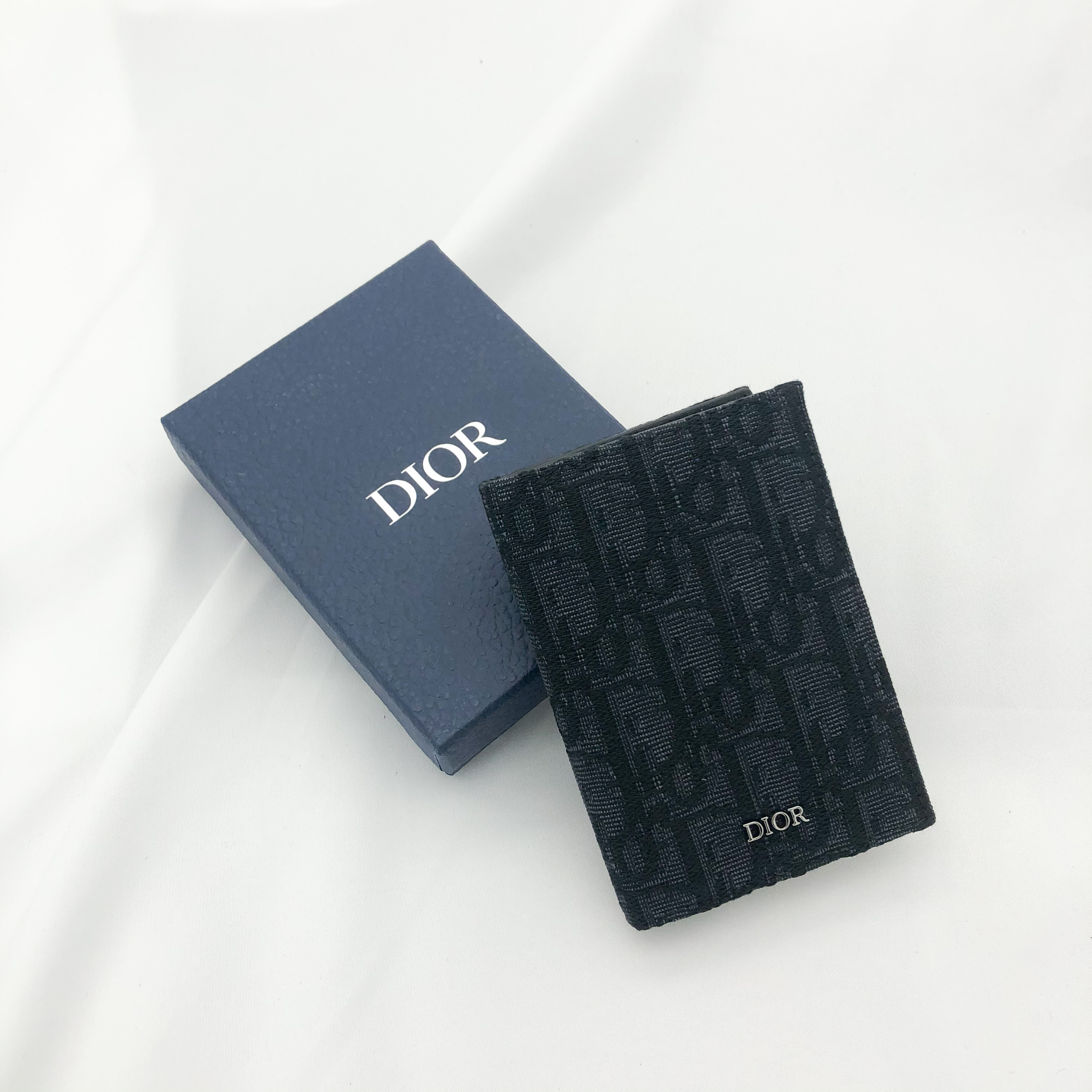 Dior Bi-Fold Card Holder Black Dior Oblique Jacquard 착용 스타일
