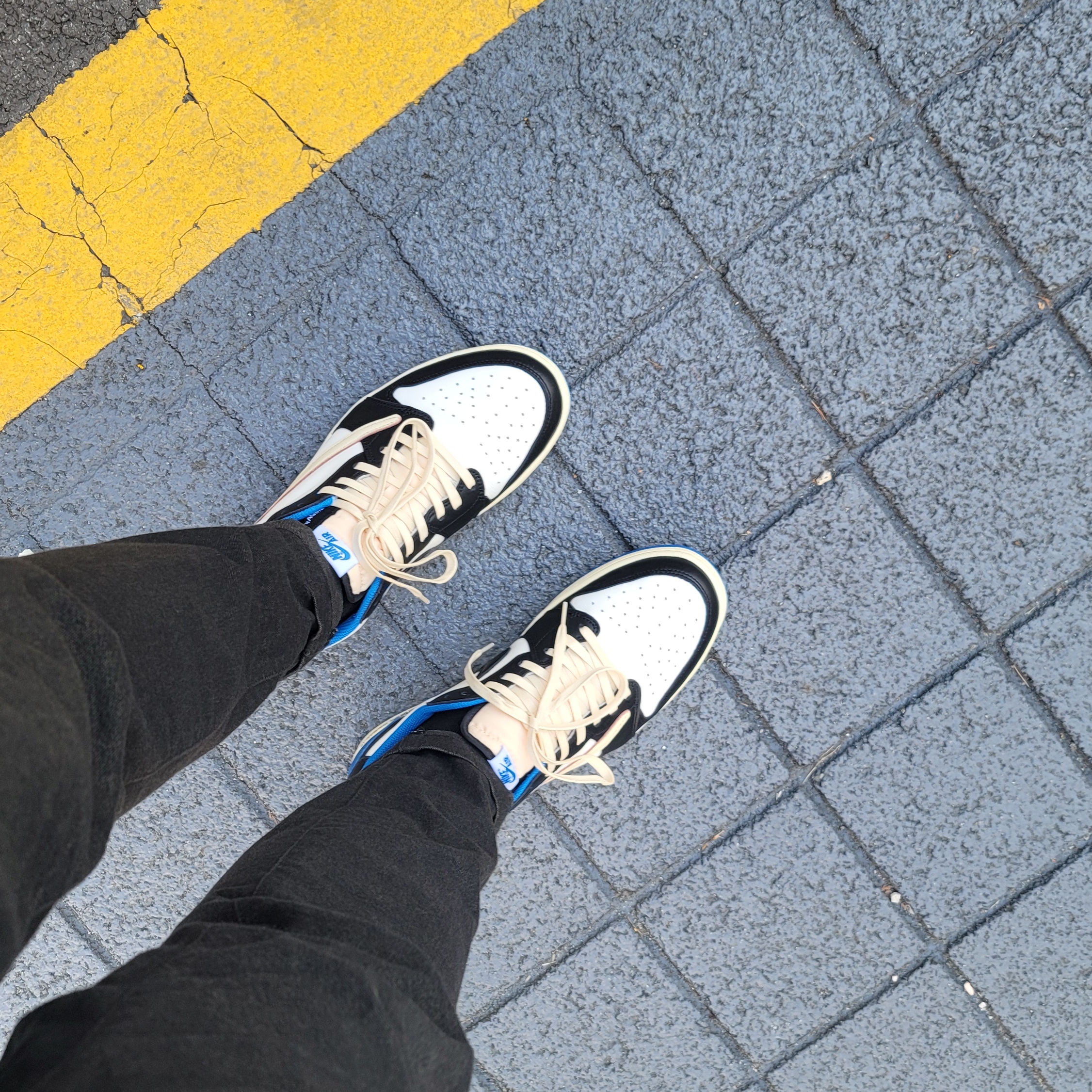 Jordan 1 x Travis Scott x Fragment Retro Low OG SP Military Blue 착용 스타일 - 2
