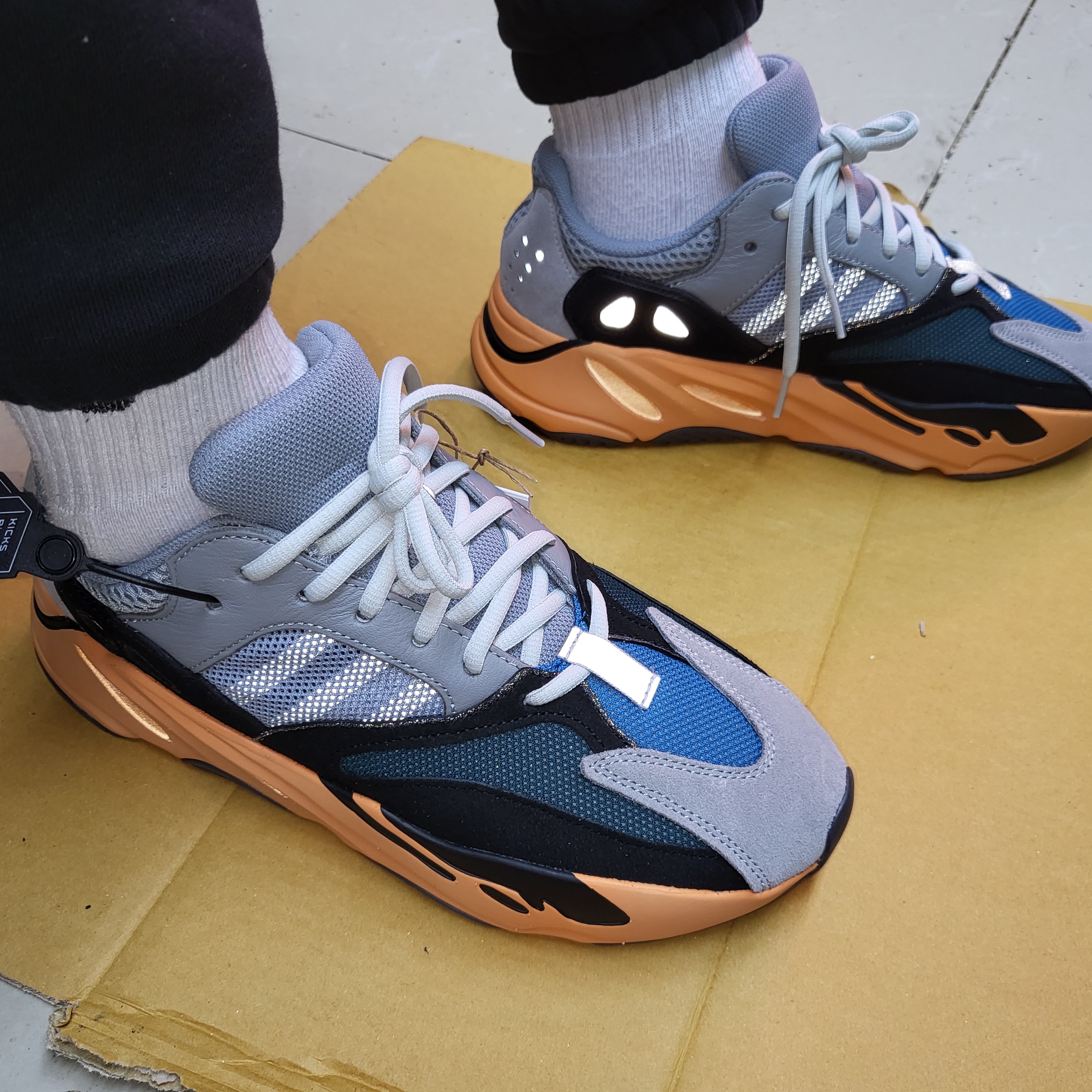 Adidas Yeezy Boost 700 Wash Orange 착용 스타일 - 2