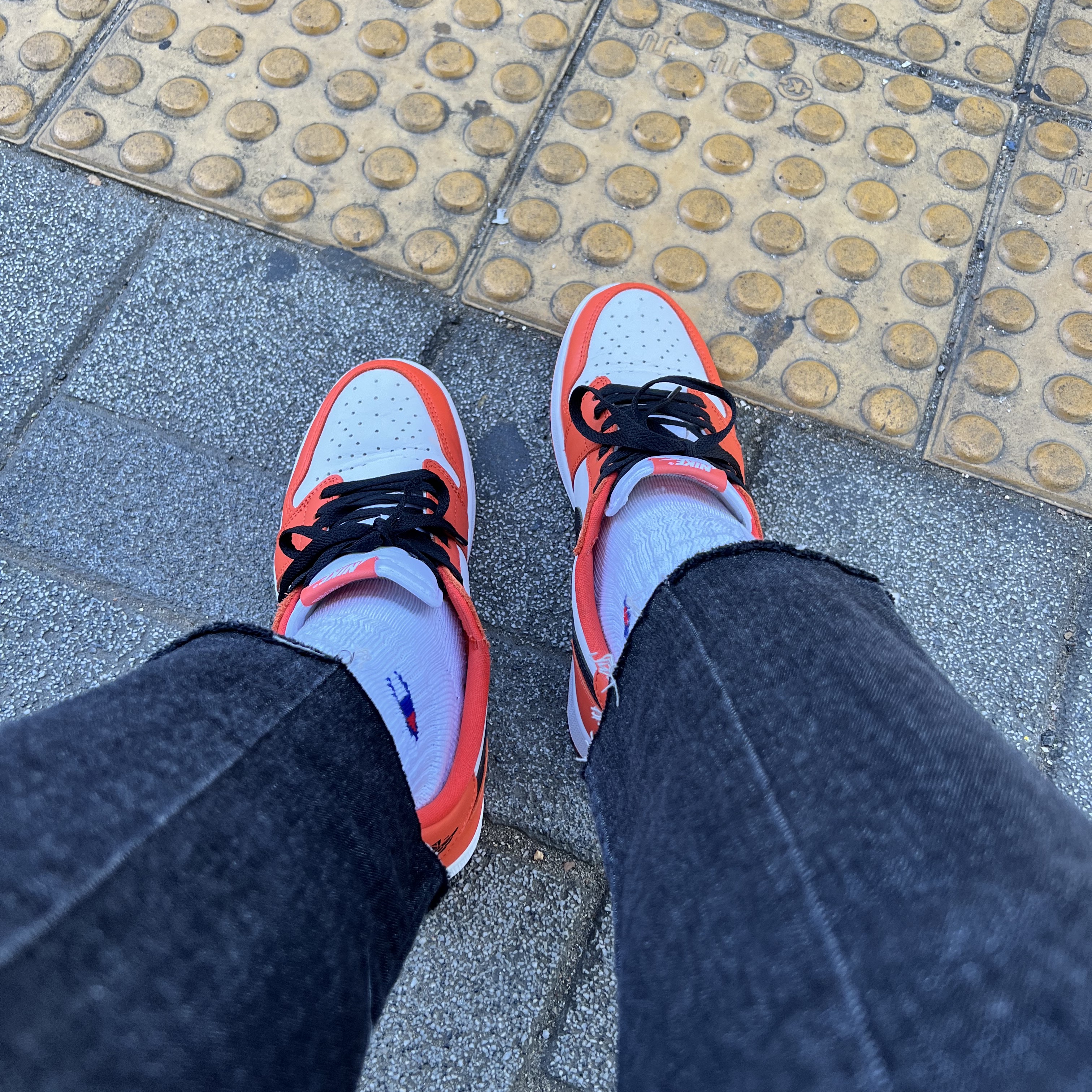 Jordan 1 Low OG Starfish, IAB Studio x Obey Archer Cardigan Blue 착용 스타일 - 1