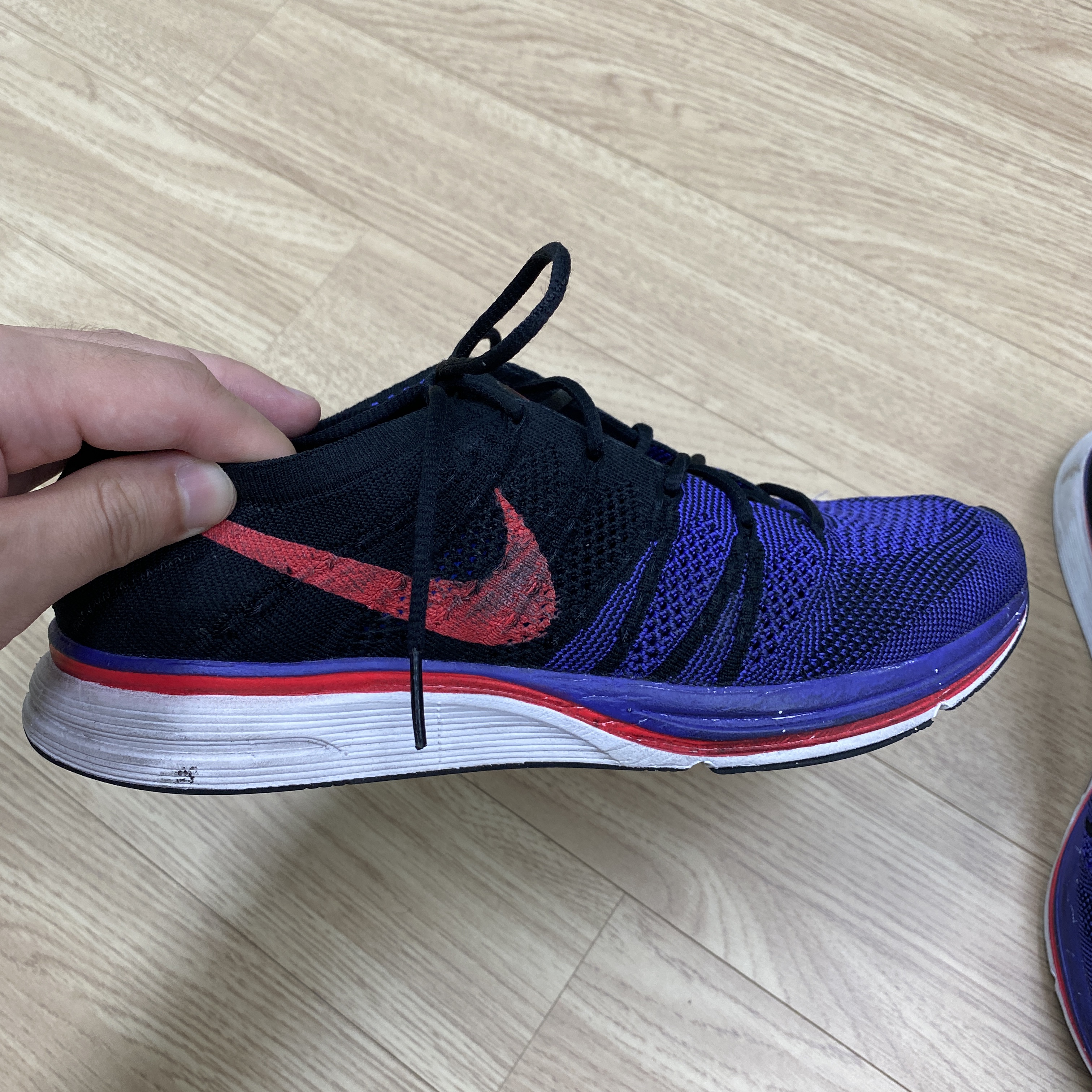 Nike Flyknit Trainer Siren Red Persian Violet 착용 스타일 - 3