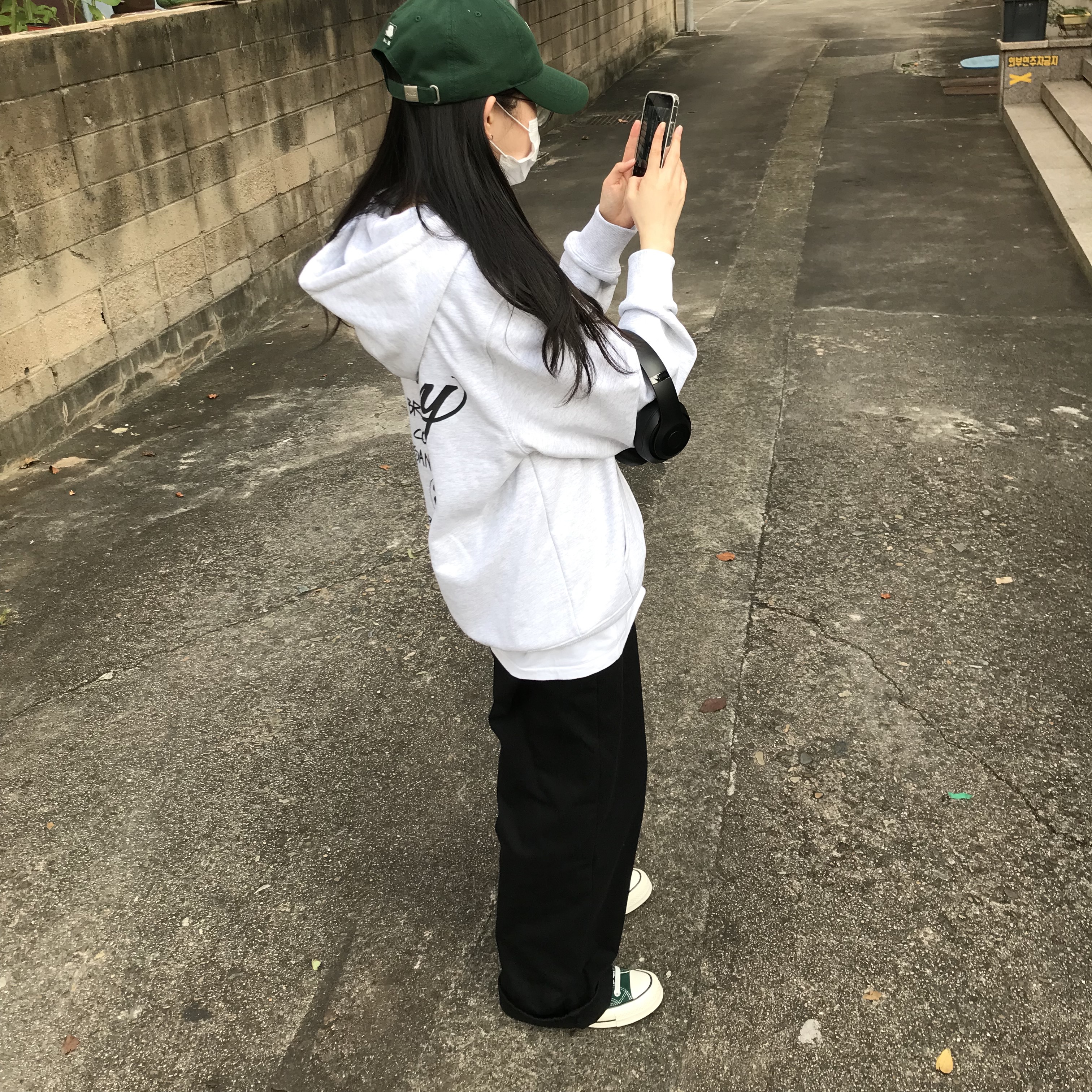 Stussy World Tour Zip Hoodie Ash Heather 2021, Converse Chuck 70 High Midnight Clover 착용 스타일 - 2