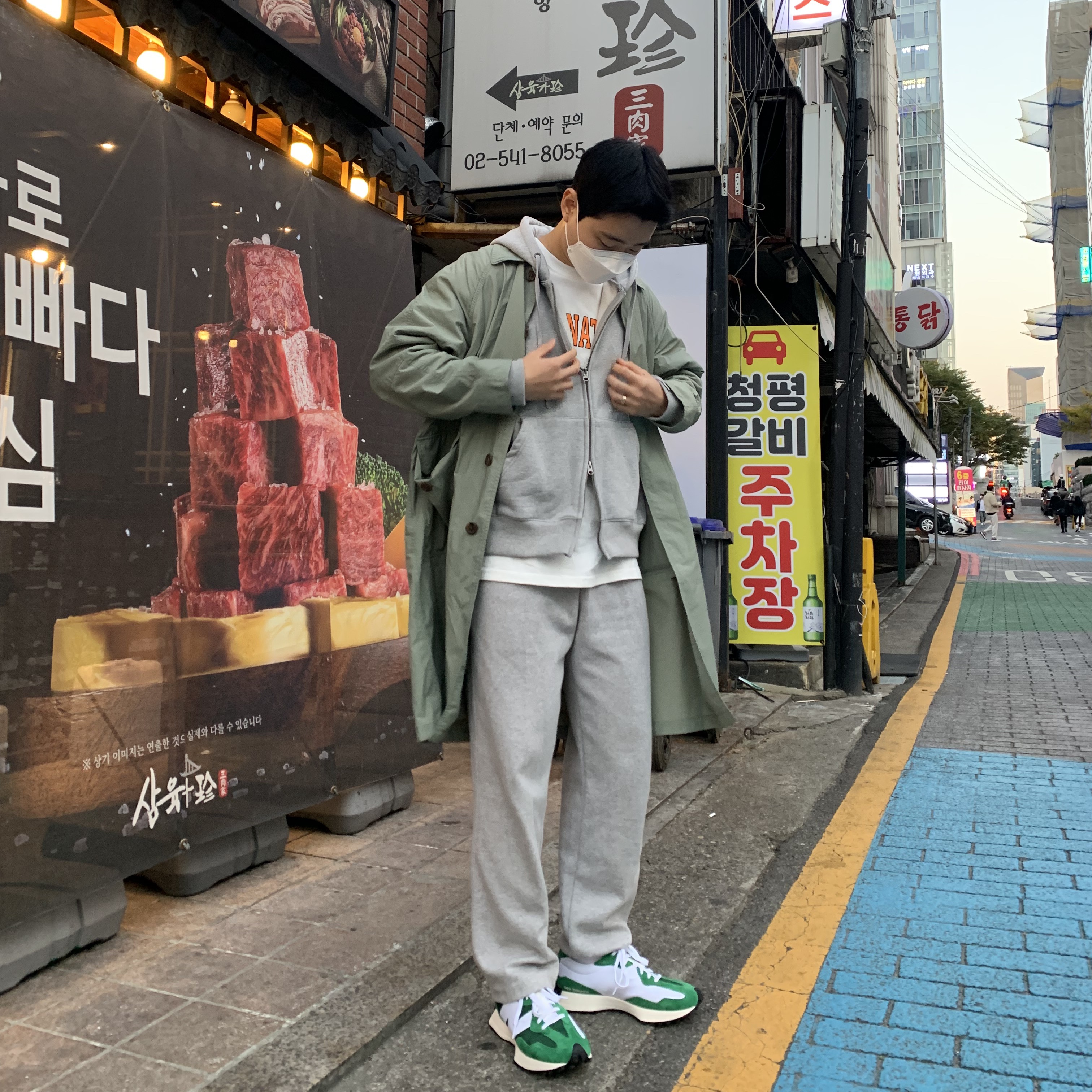 New Balance 327 Varsity Green 착용 스타일 - 1
