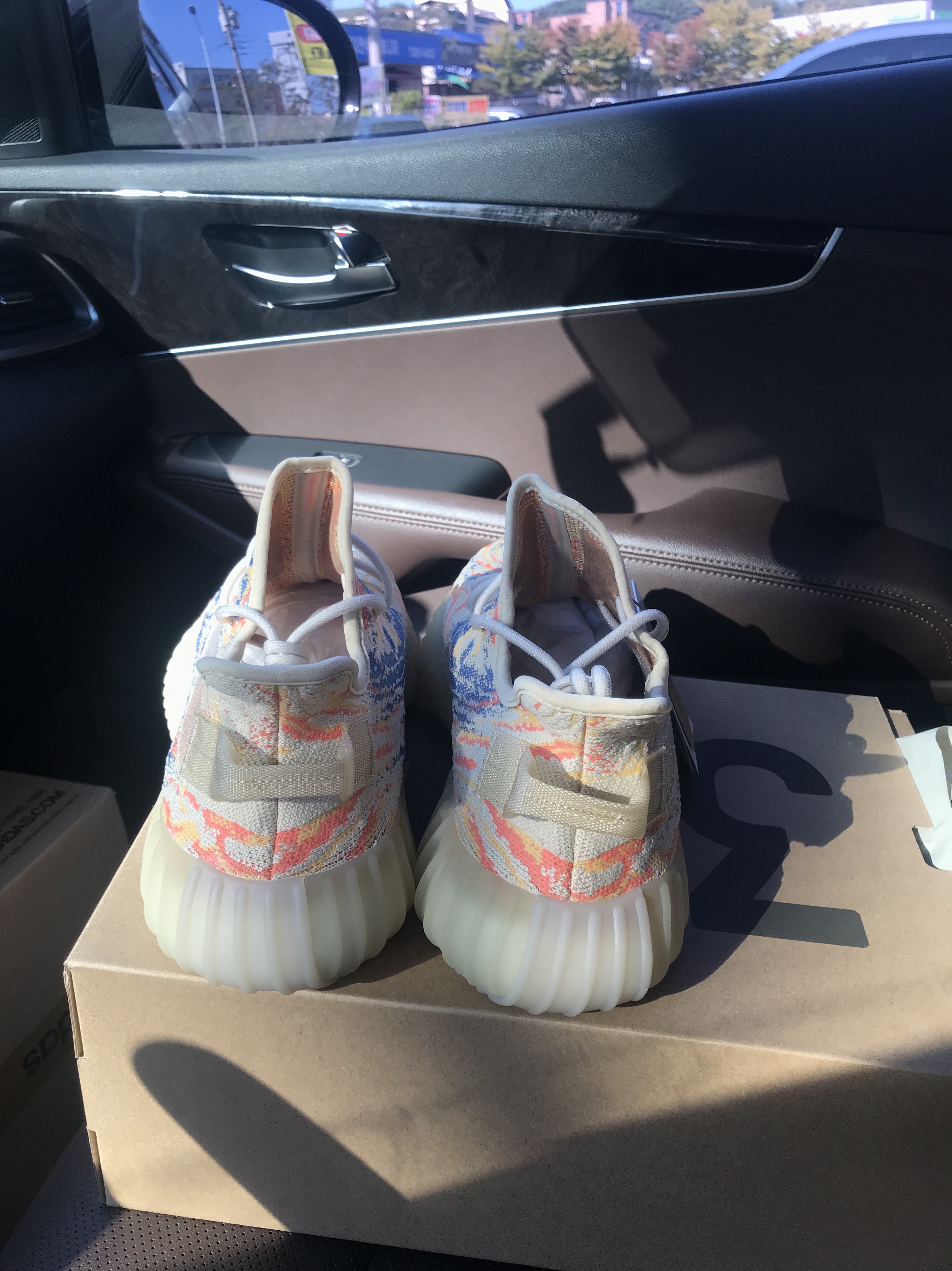 Adidas Yeezy Boost 350 V2 MX Oat 착용 스타일 - 3