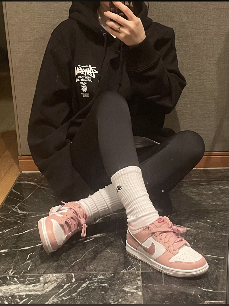 Stussy World Tour Hoodie Black 2021, (GS) Nike Dunk Low Pink Foam 착용 스타일 - 4