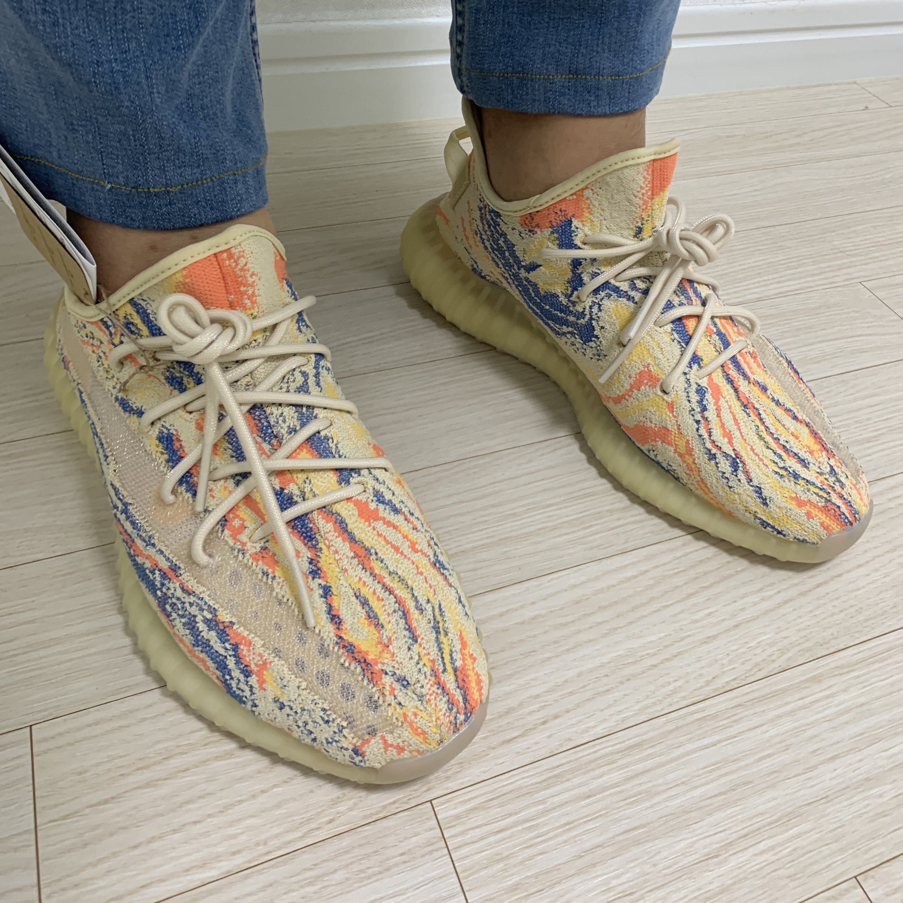 Adidas Yeezy Boost 350 V2 MX Oat 착용 스타일