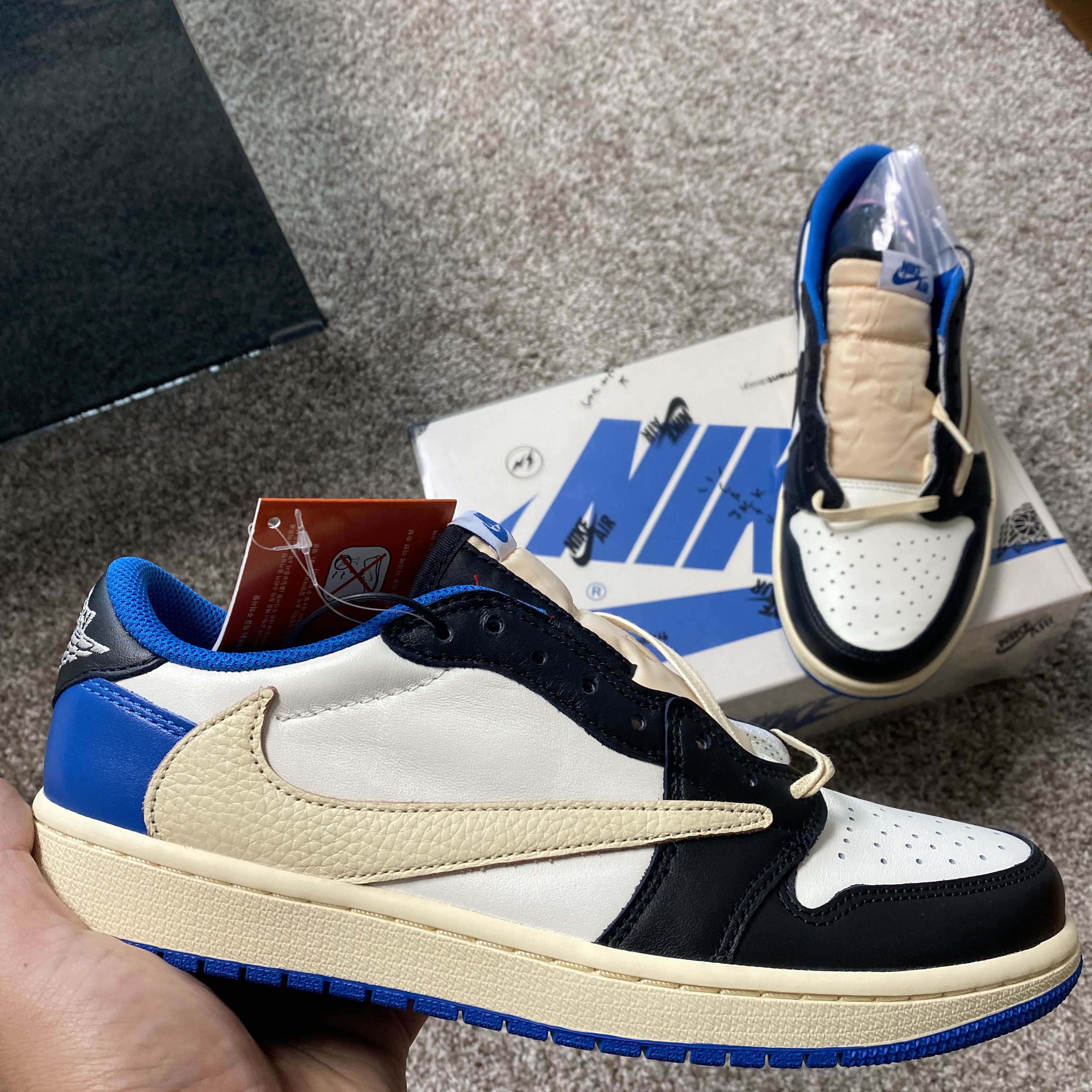 Jordan 1 x Travis Scott x Fragment Retro Low OG SP Military Blue, Jordan x Travis Scott x Fragment Hoodie Black (DJ0615-010) 착용 스타일 - 1