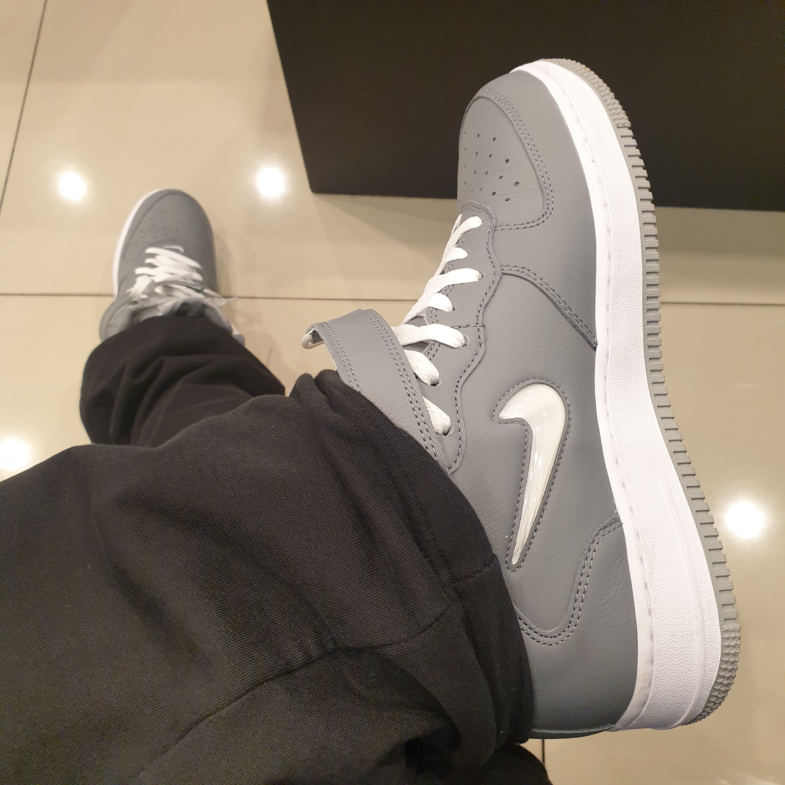 Nike Air Force 1 Mid QS NYC Cool Grey 착용 스타일