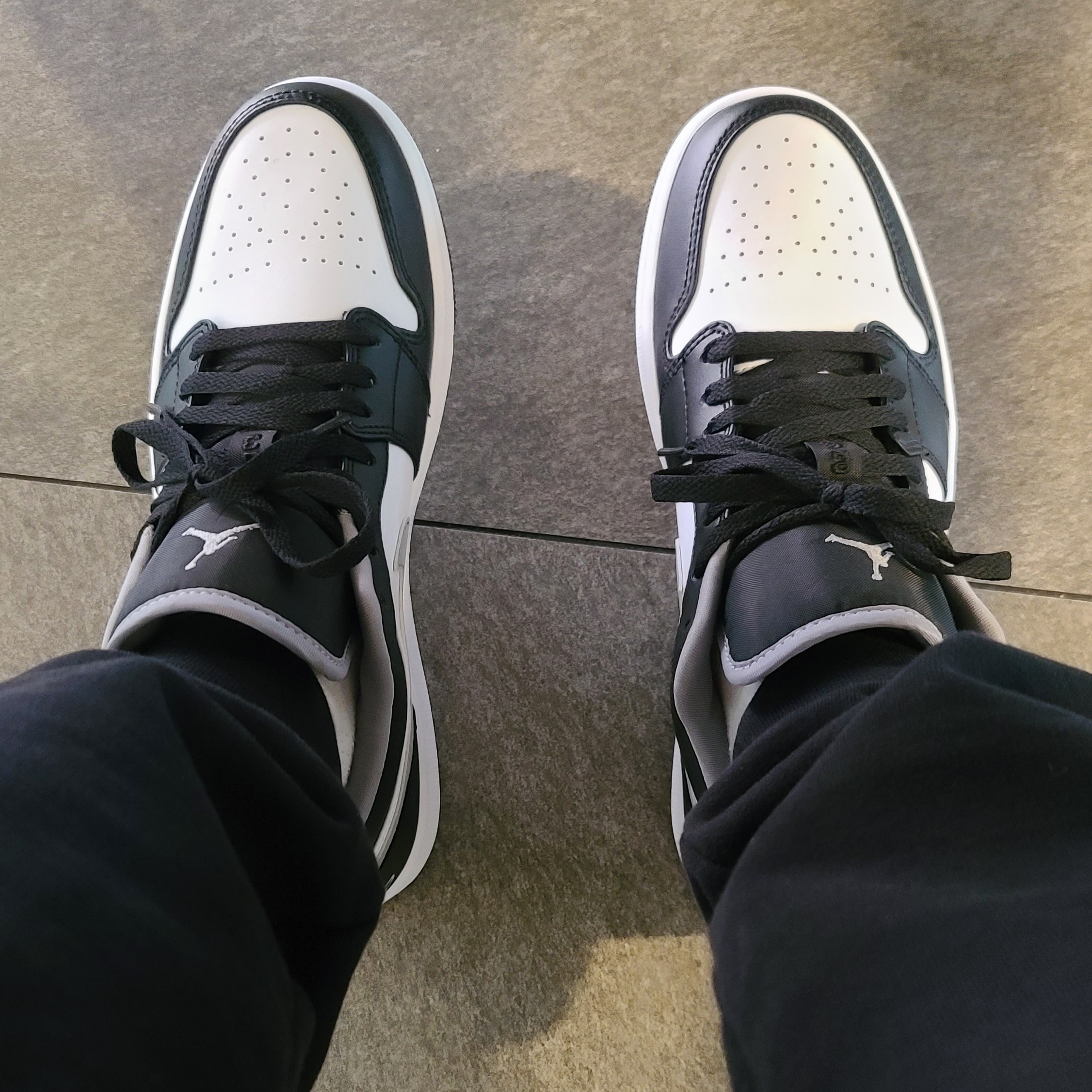 Jordan 1 Low Black Particle Grey 착용 스타일 - 2