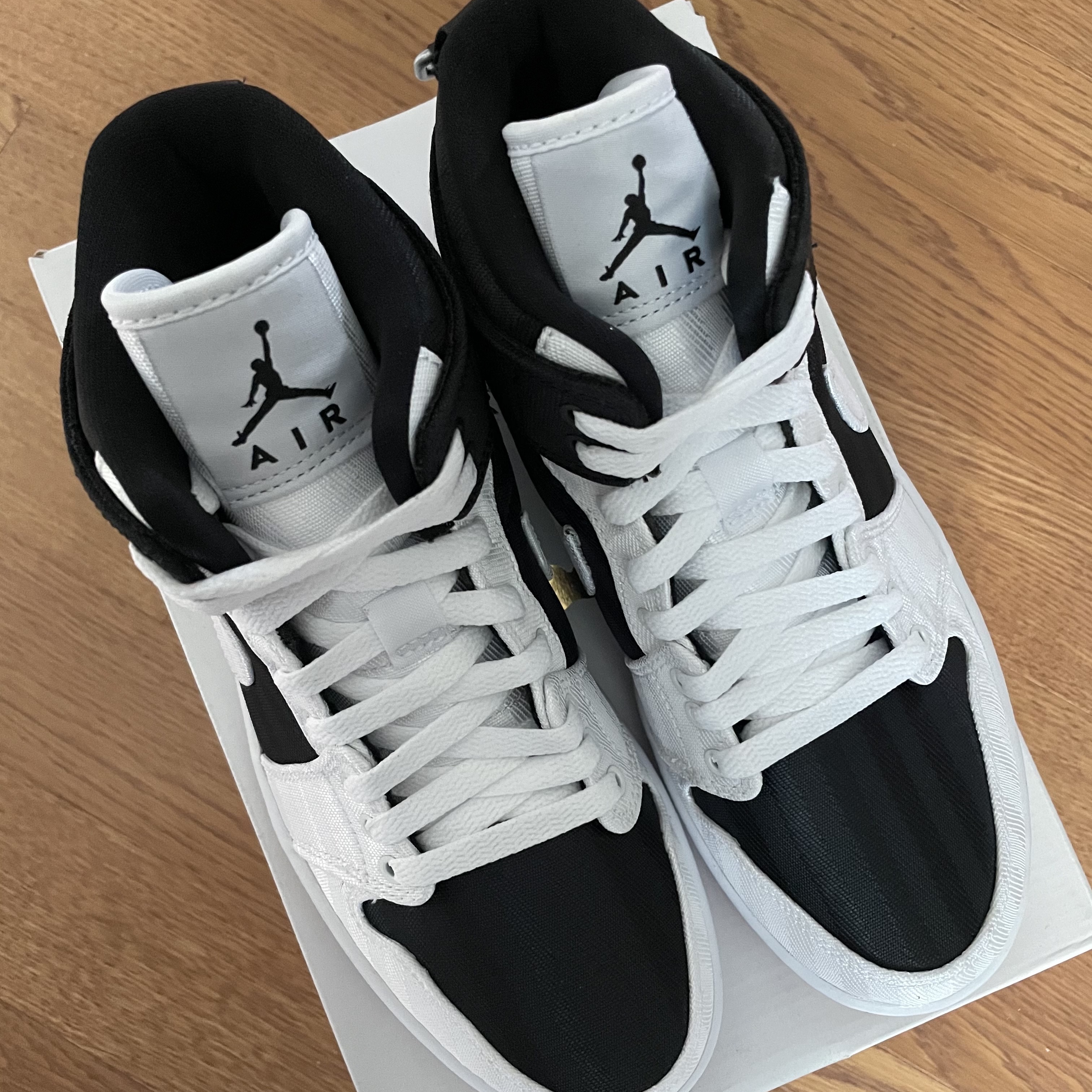 (W) Jordan 1 Mid SE Utility Panda 착용 스타일 - 3