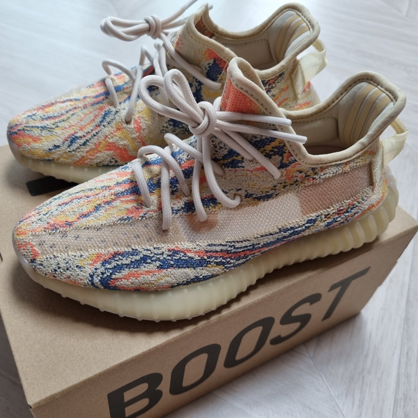Adidas Yeezy Boost 350 V2 MX Oat 착용 스타일 - 2
