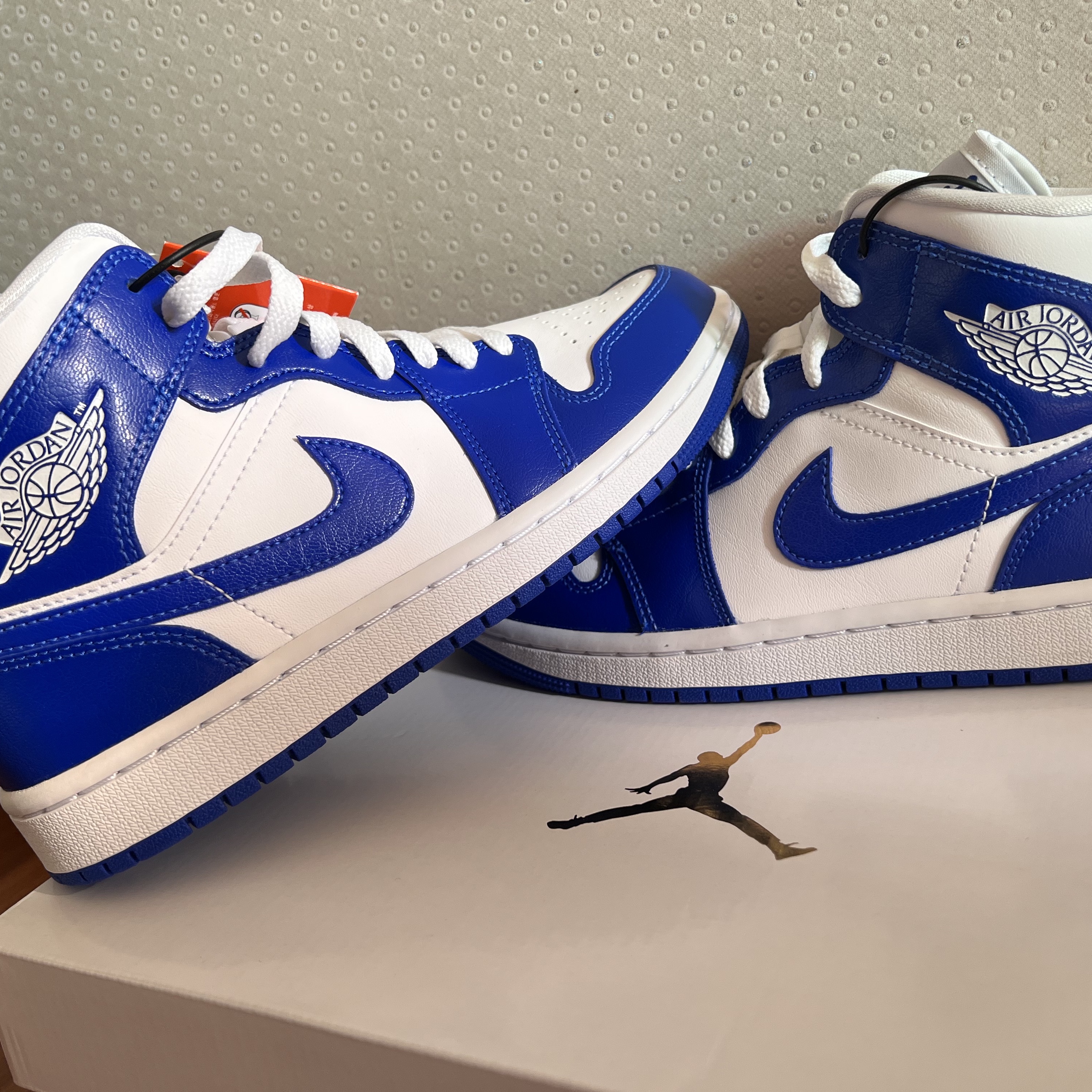 (W) Jordan 1 Mid White Hyper Royal 착용 스타일 - 1