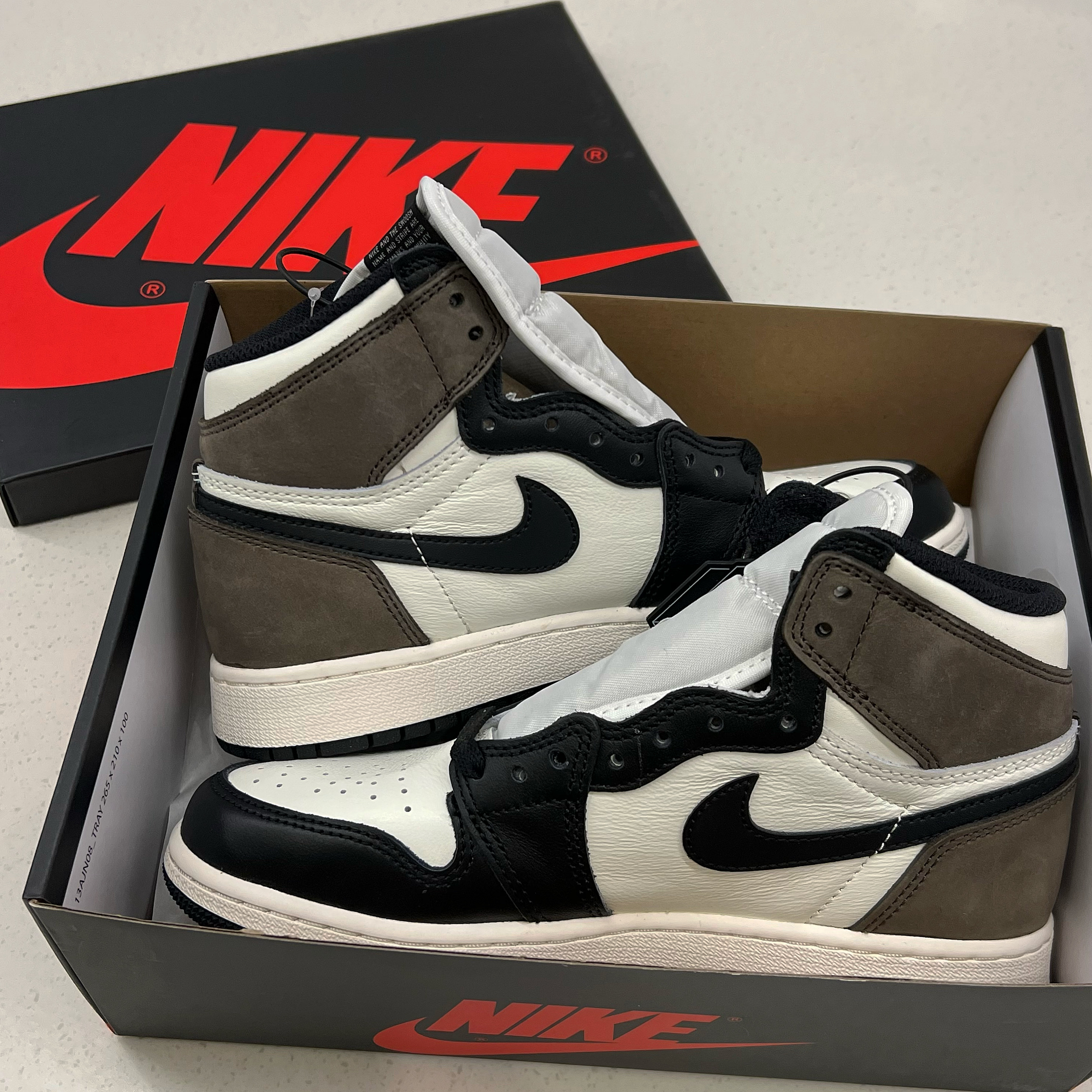 Jordan 1 Retro High OG Black Mocha, (GS) Jordan 1 Retro High OG Black Mocha 착용 스타일 - 2