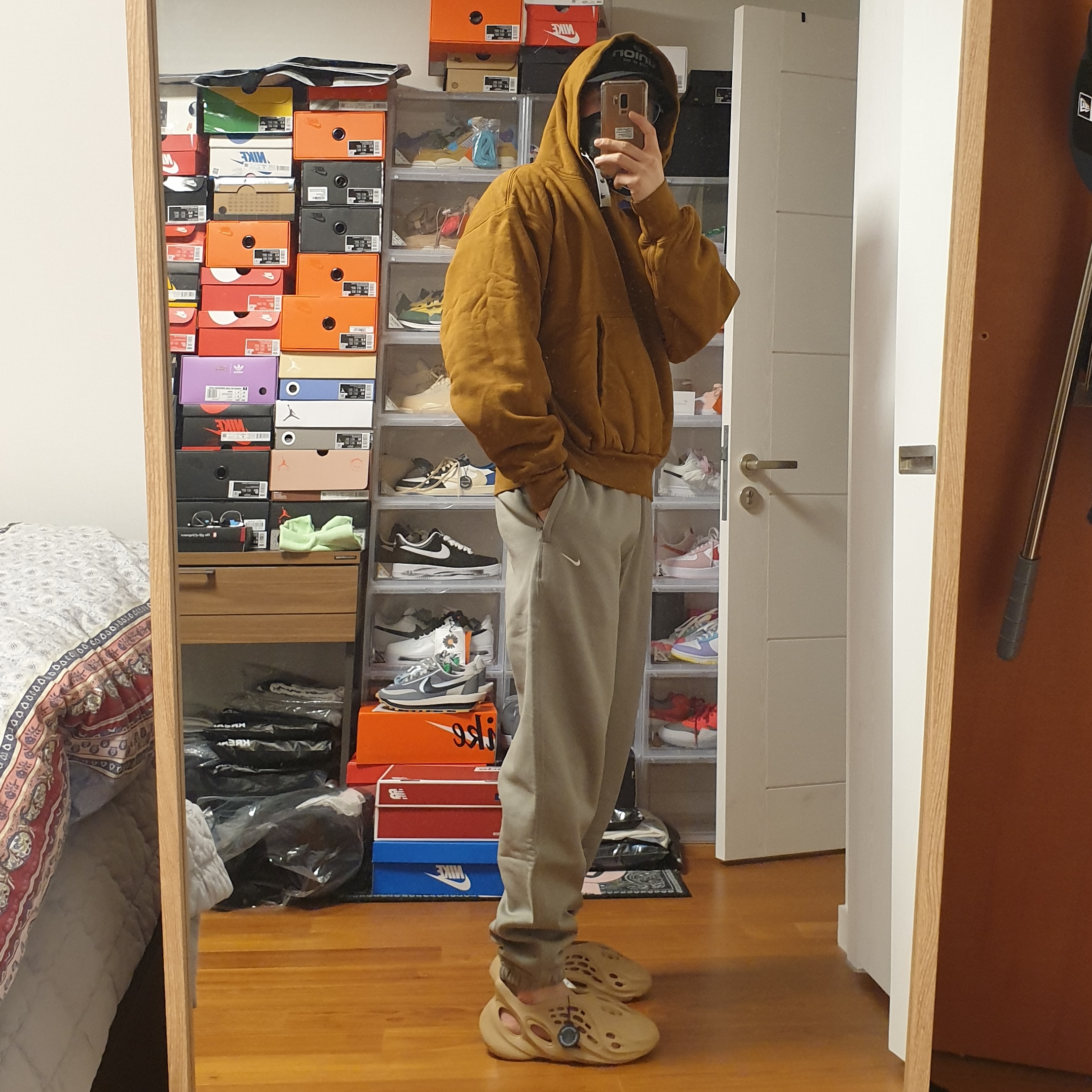 Yeezy Gap Hoodie Light Brown, Nike NRG Solo Swoosh Fleece Pants Light Army - US/EU 착용 스타일 - 2