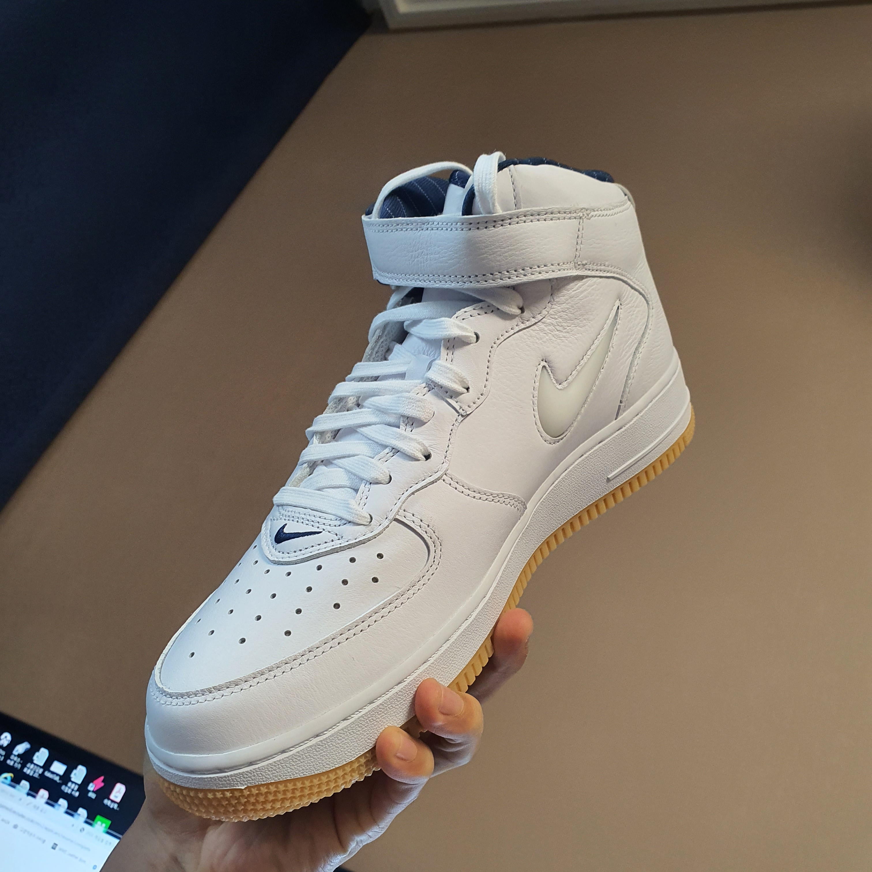 Nike Air Force 1 Mid QS NYC White Midnight Navy 착용 스타일