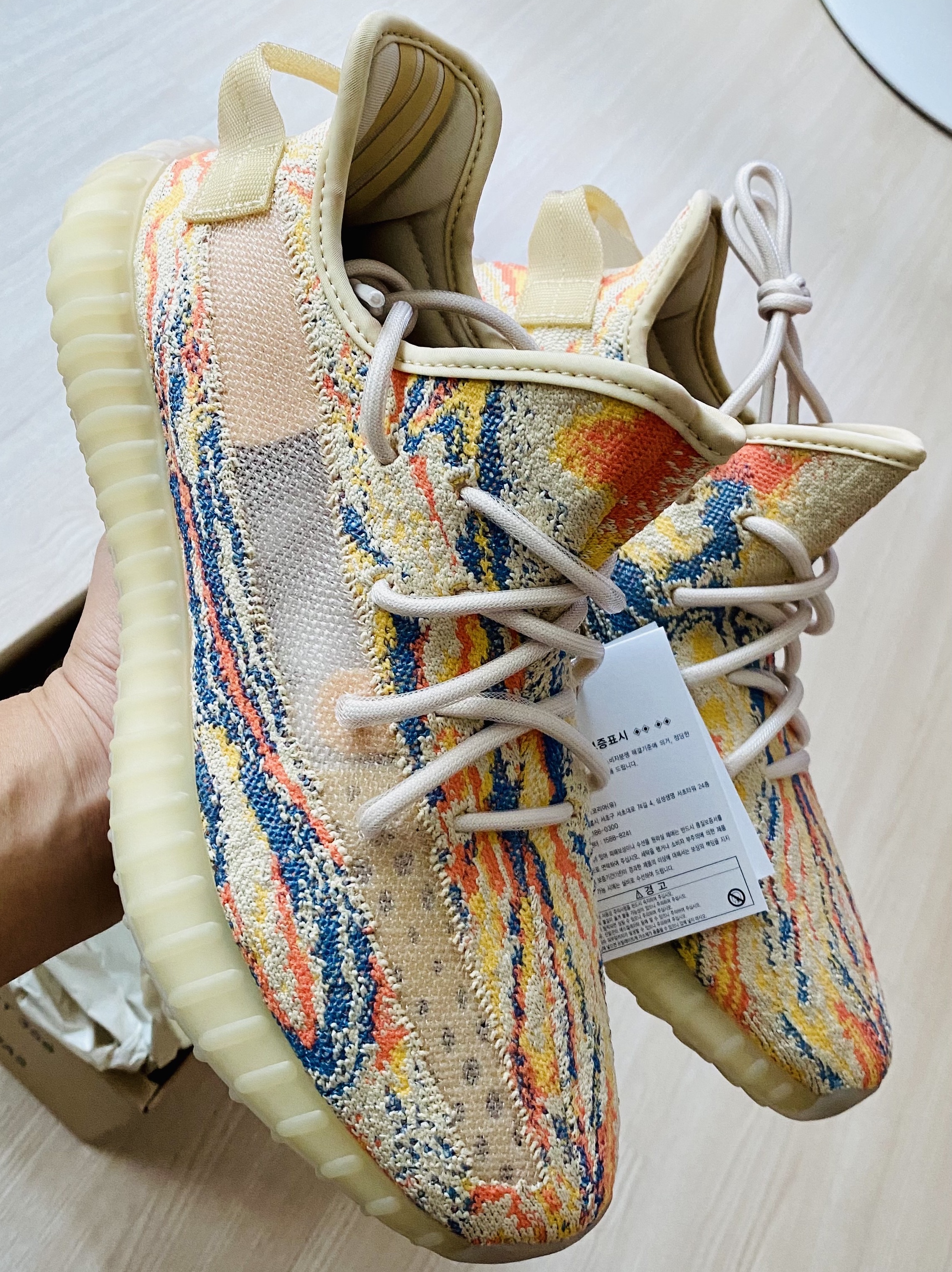 Adidas Yeezy Boost 350 V2 MX Oat 착용 스타일