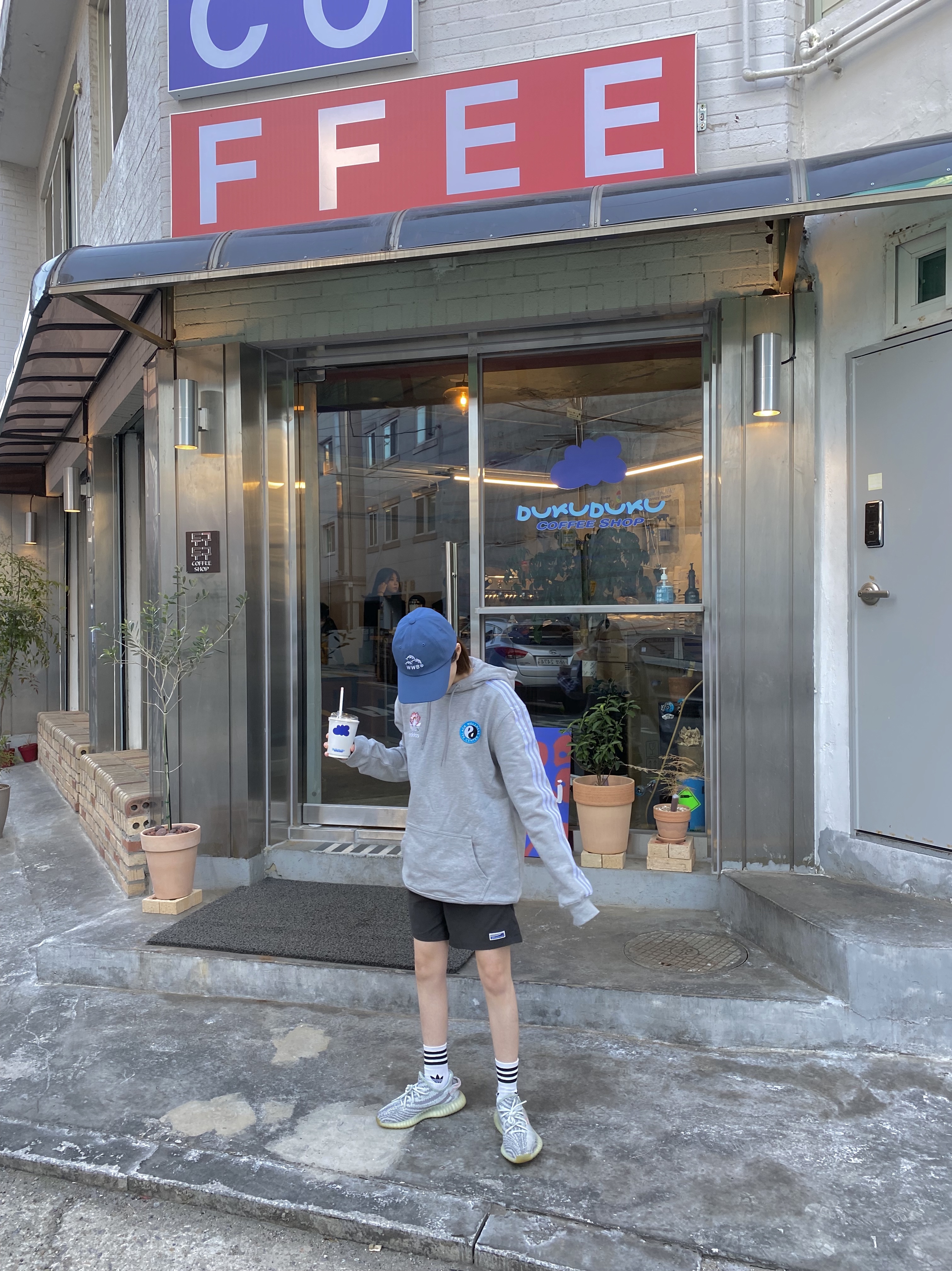 Adidas Yeezy Boost 350 V2 Blue Tint 2017, Palace x Adidas Palaste Hood Grey Heather - 21FW 착용 스타일 - 1