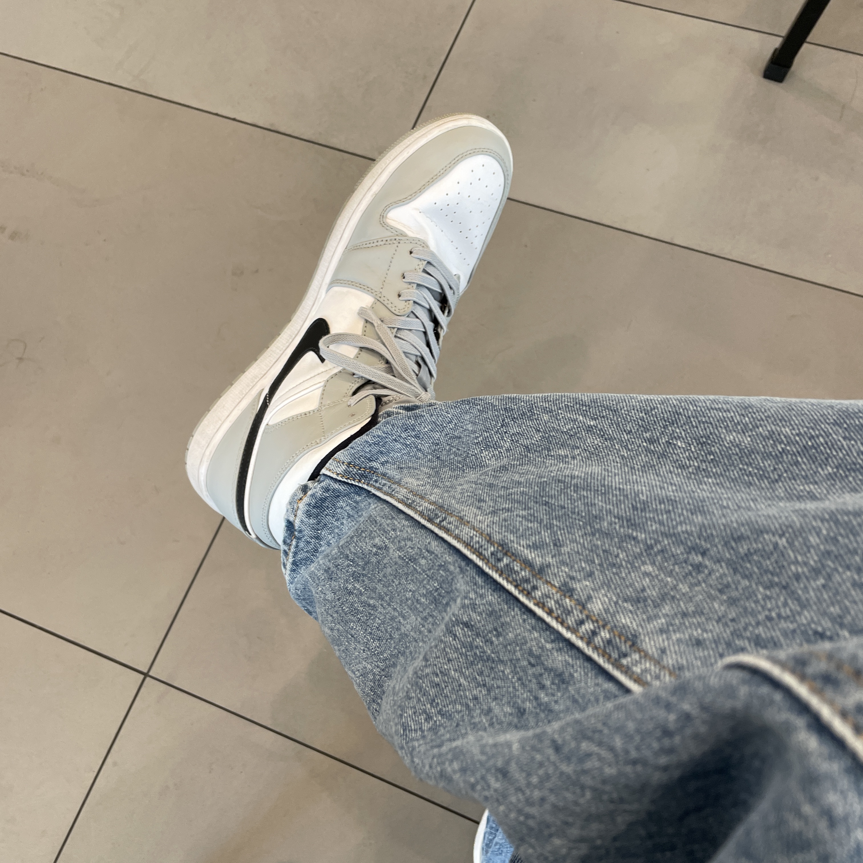 Jordan 1 Mid Light Smoke Grey 착용 스타일 - 2