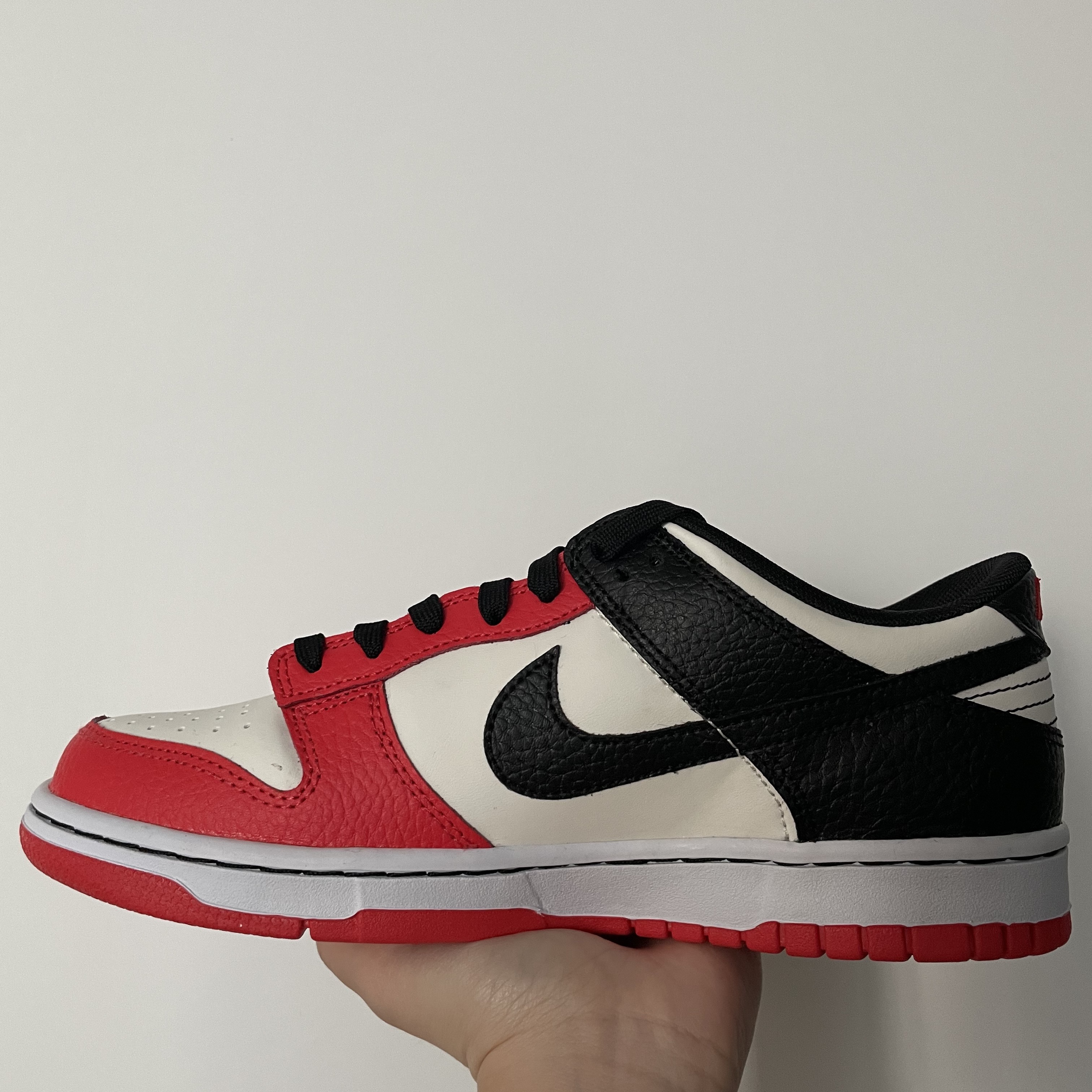 (GS) Nike x NBA Dunk Low Black and Chile Red, Nike x NBA Dunk Low Retro EMB Black and Chile Red 착용 스타일 - 2