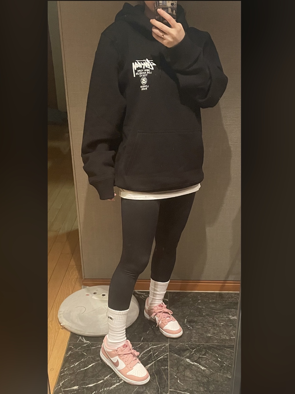 Stussy World Tour Hoodie Black 2021, (GS) Nike Dunk Low Pink Foam 착용 스타일 - 3