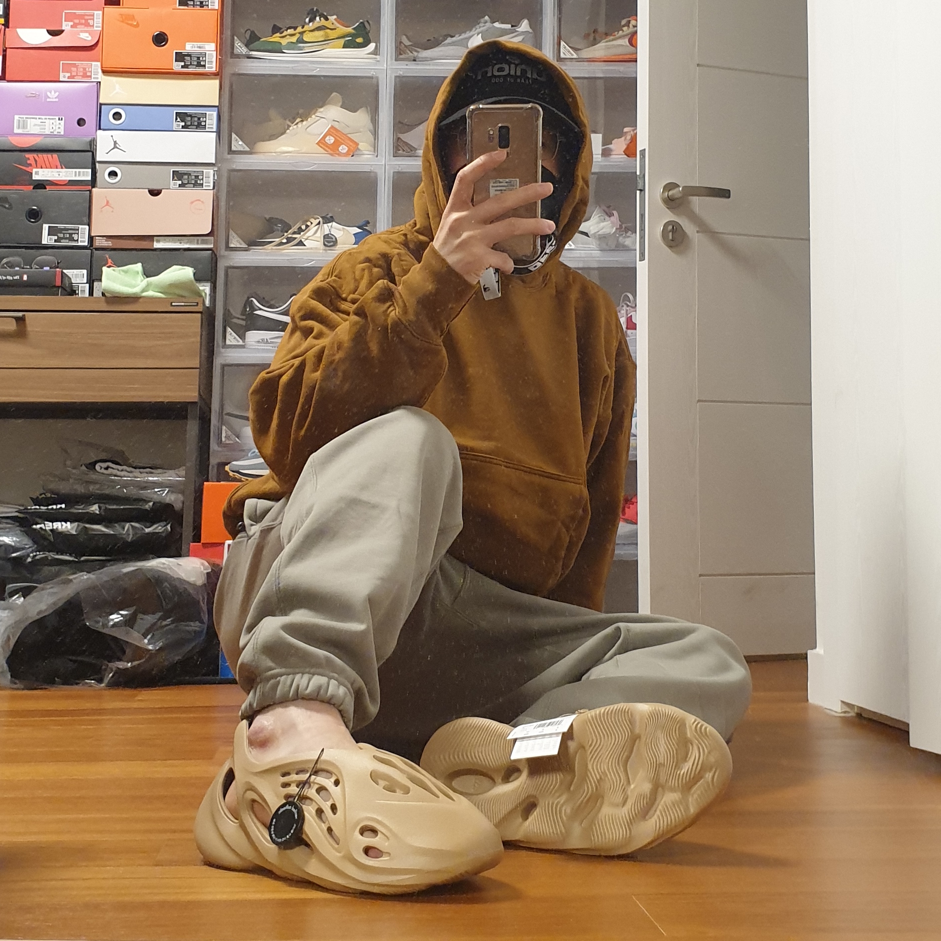 Yeezy Gap Hoodie Light Brown, Nike NRG Solo Swoosh Fleece Pants Light Army - US/EU 착용 스타일 - 3