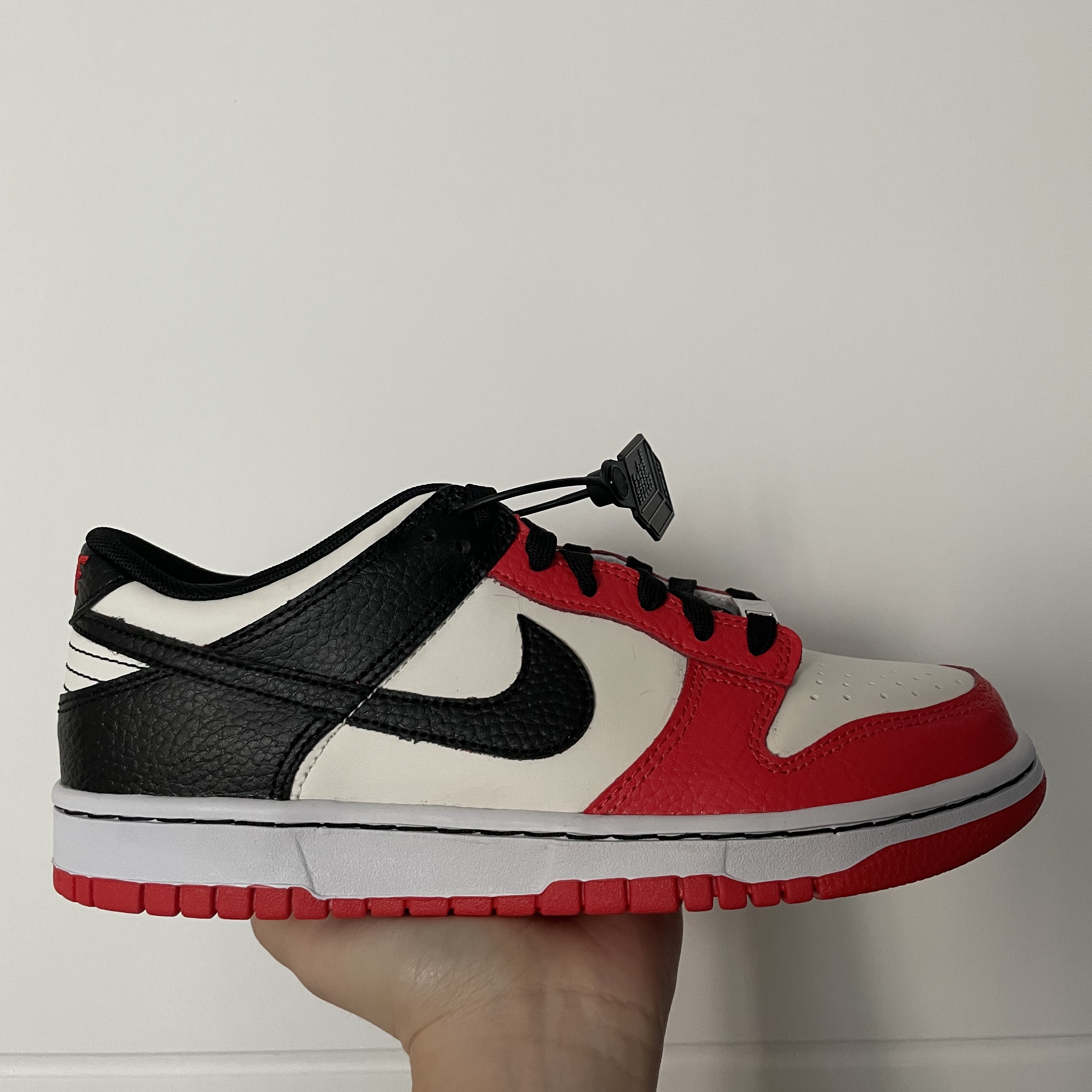 (GS) Nike x NBA Dunk Low Black and Chile Red, Nike x NBA Dunk Low Retro EMB Black and Chile Red 착용 스타일 - 1